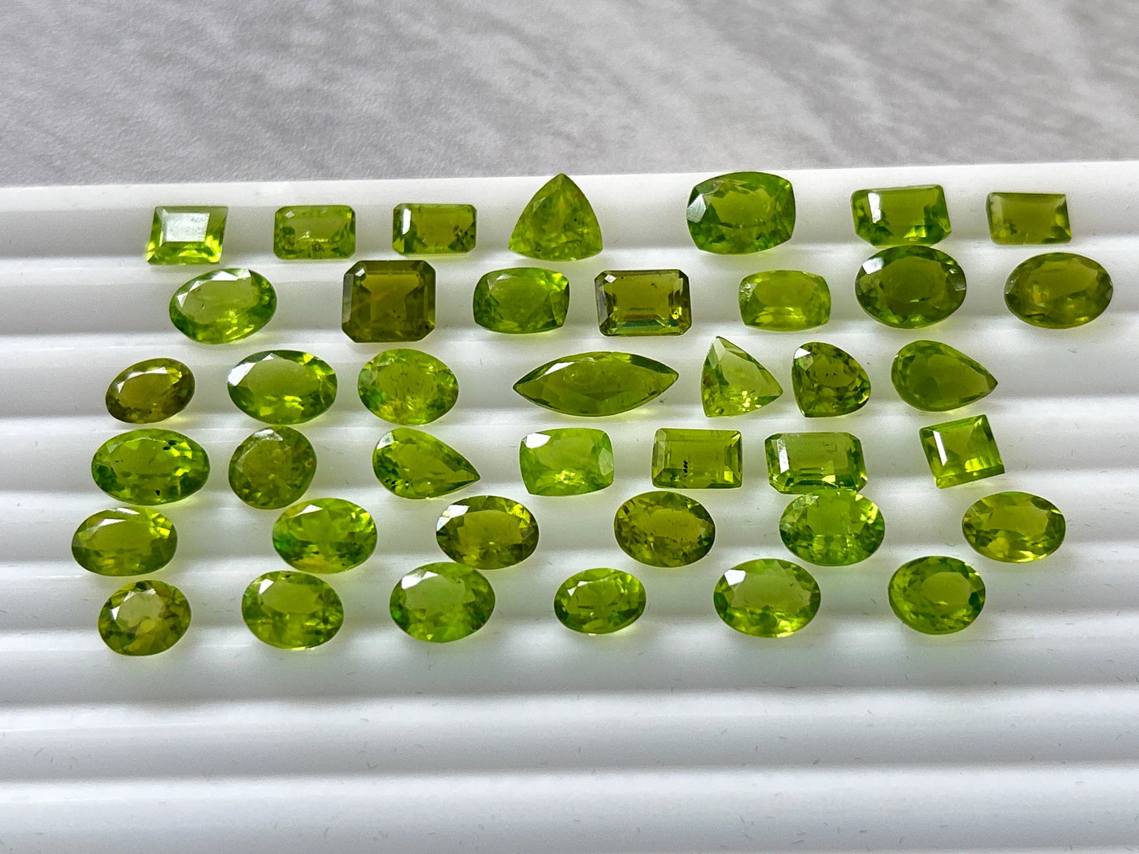 87.85ct Natural Peridot: Title: 87.85ct Natural Peridot Description: 87.85ct Natural Peridot Ideal for rings, earrings, pendants, bracelets, necklaces Condition: New Delivery option: Collection & Delivery