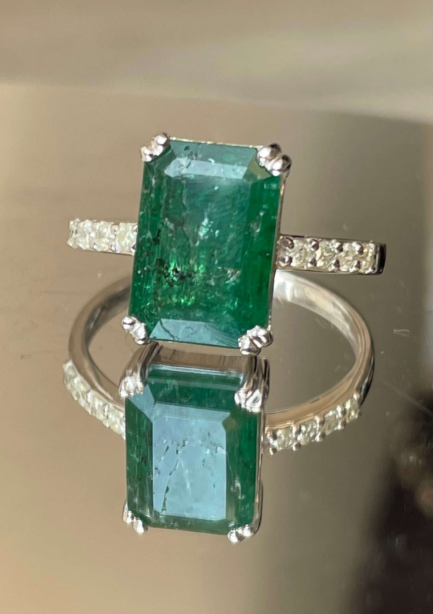Beautiful 3.46 Carats Natural Emerald Ring Natural Diamonds & 18k Gold: Title: Beautiful 3.46 Carats Natural Emerald Ring Natural Diamonds & 18k Gold Description: Beautiful Natural Emerald Ring With Diamonds and 18k Gold. Very Beautiful ring will make someone