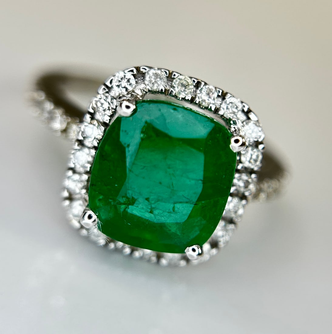 Beautiful Natural 2.81ct Emerald With Natural Diamonds & 18k Gold - 4