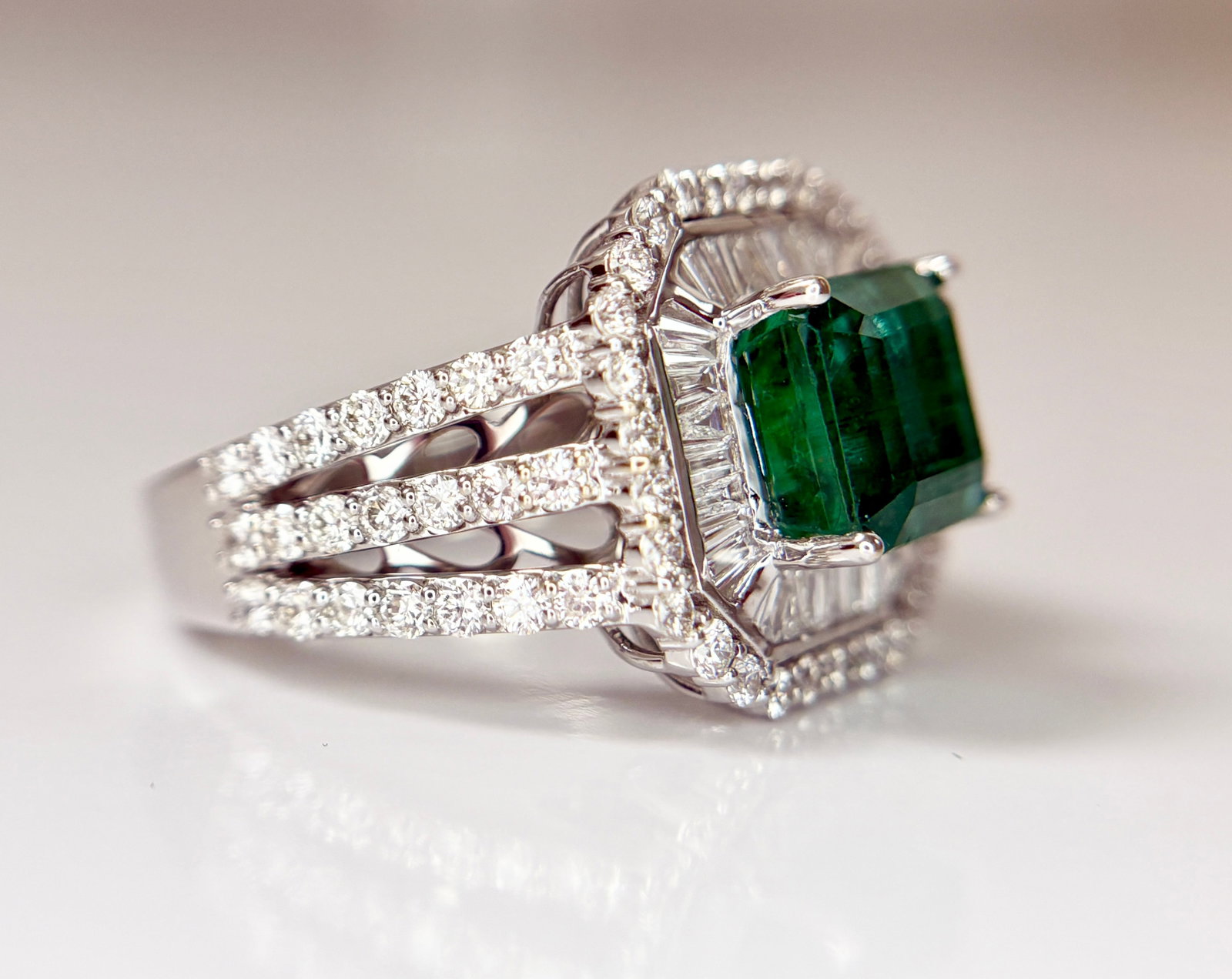 Beautiful 3.01 CT Natural Emerald With 1.68 CT Natural Diamonds & 18k Gold - 13