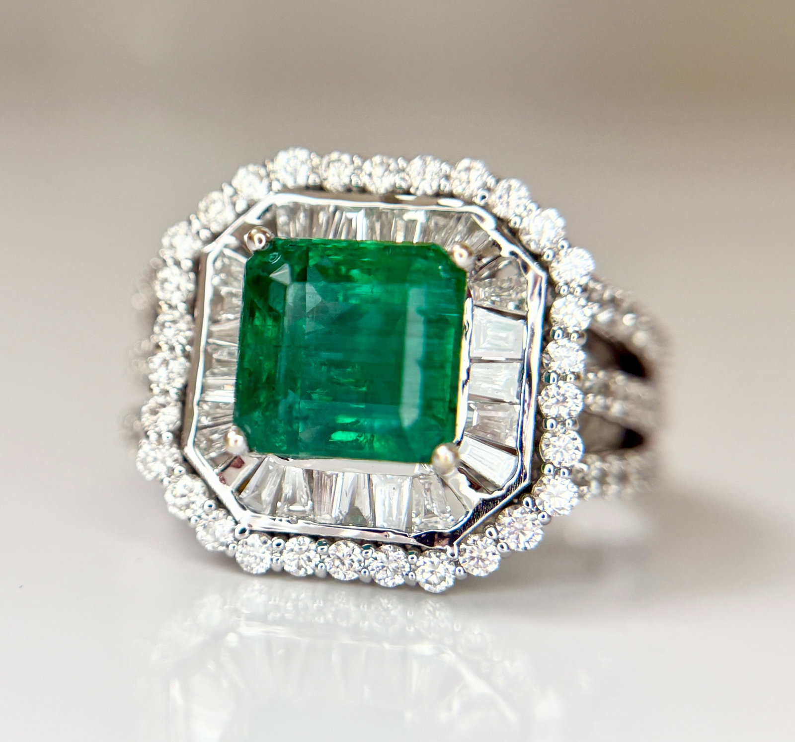 Beautiful 3.01 CT Natural Emerald With 1.68 CT Natural Diamonds & 18k Gold - 14
