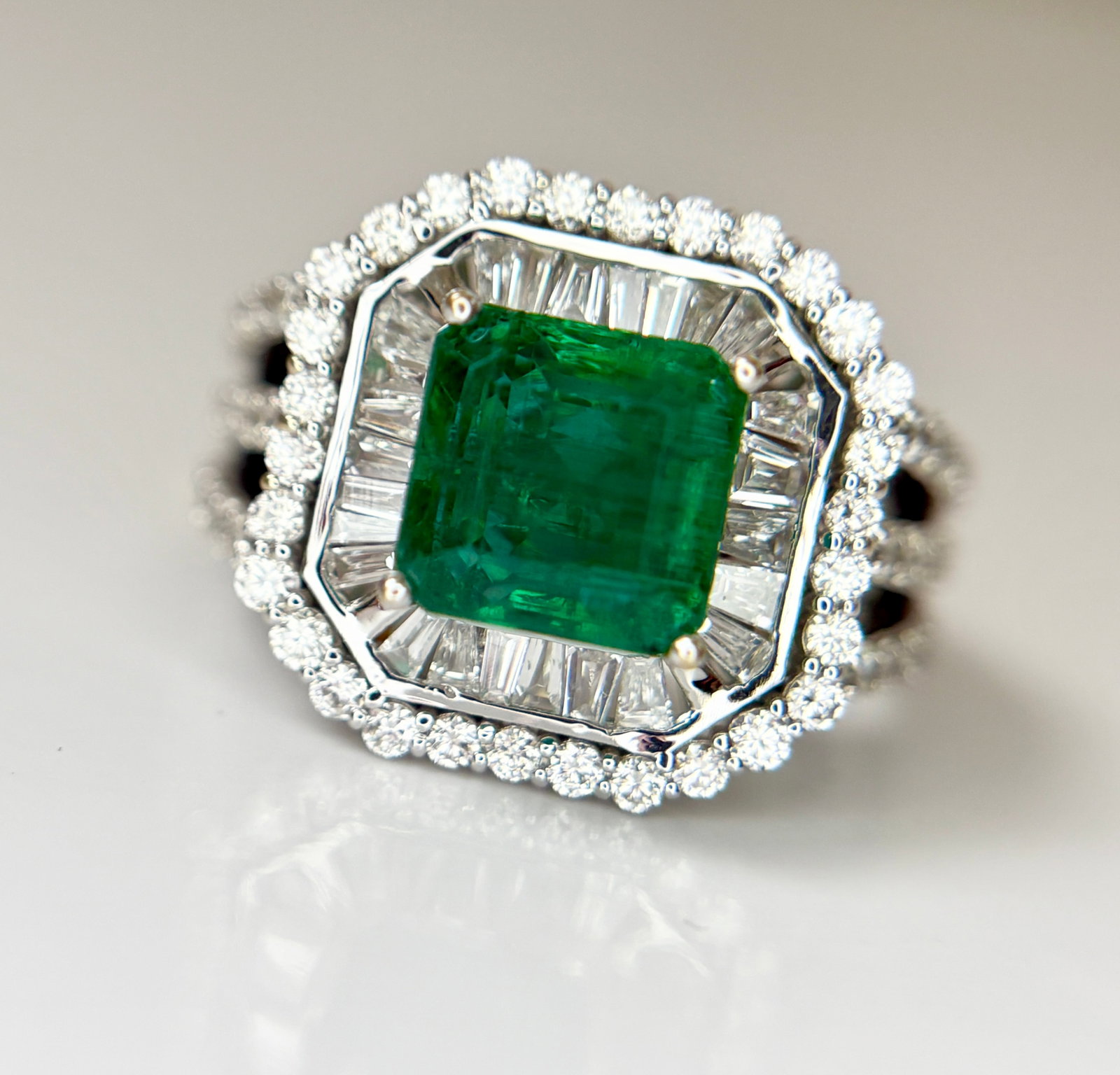 Beautiful 3.01 CT Natural Emerald With 1.68 CT Natural Diamonds & 18k Gold - 15