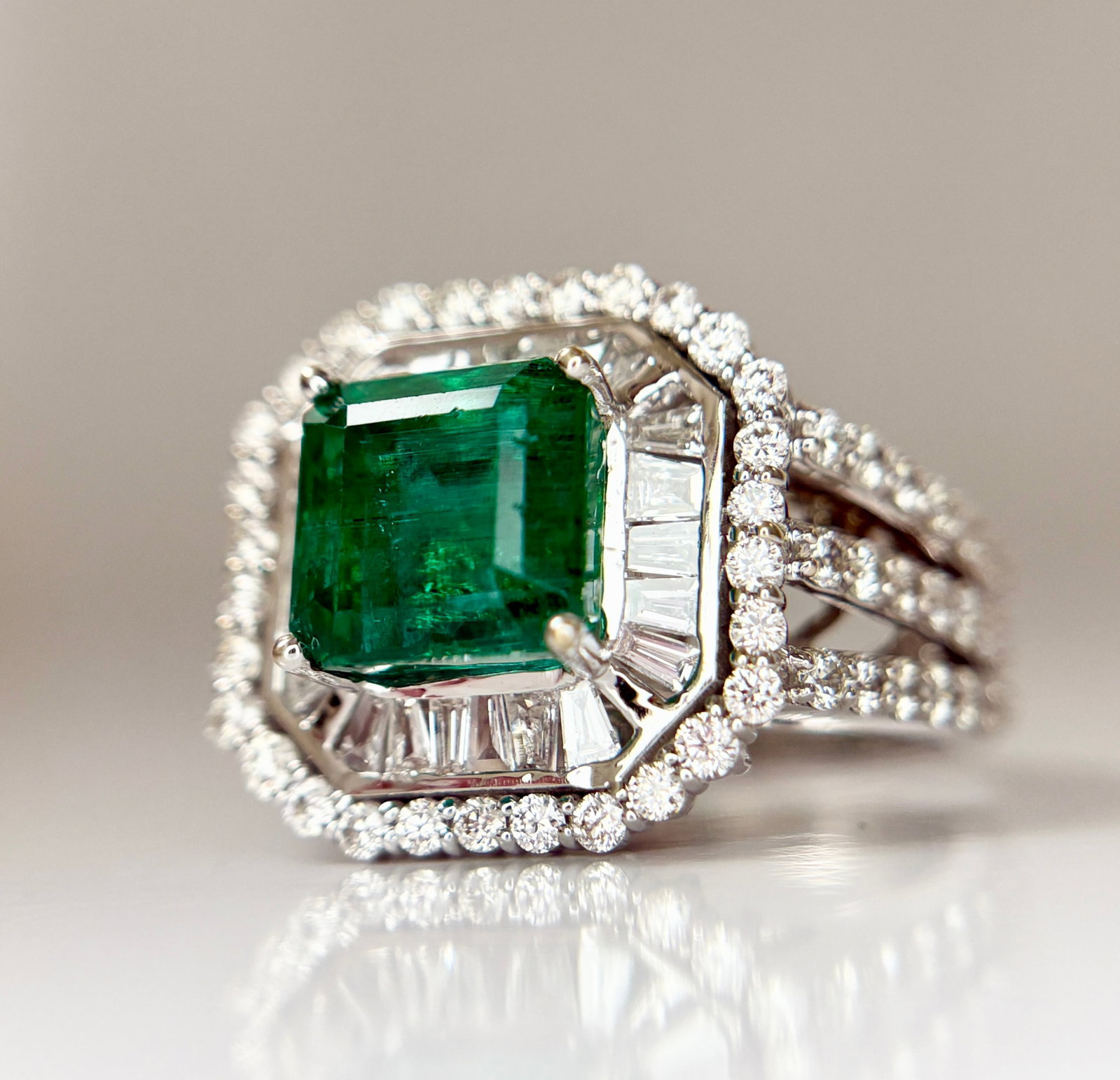 Beautiful 3.01 CT Natural Emerald With 1.68 CT Natural Diamonds & 18k Gold - 16