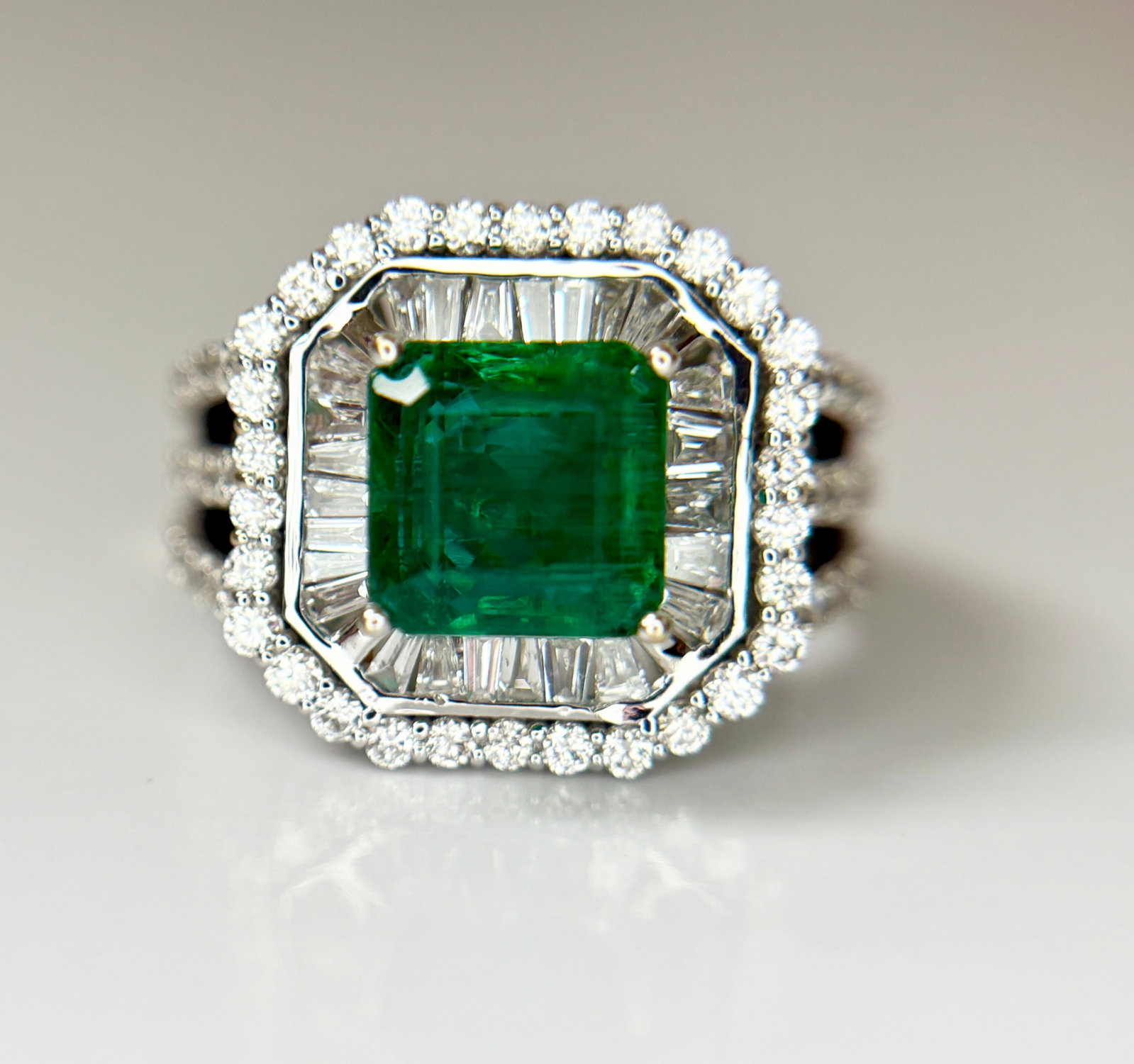 Beautiful 3.01 CT Natural Emerald With 1.68 CT Natural Diamonds & 18k Gold - 3