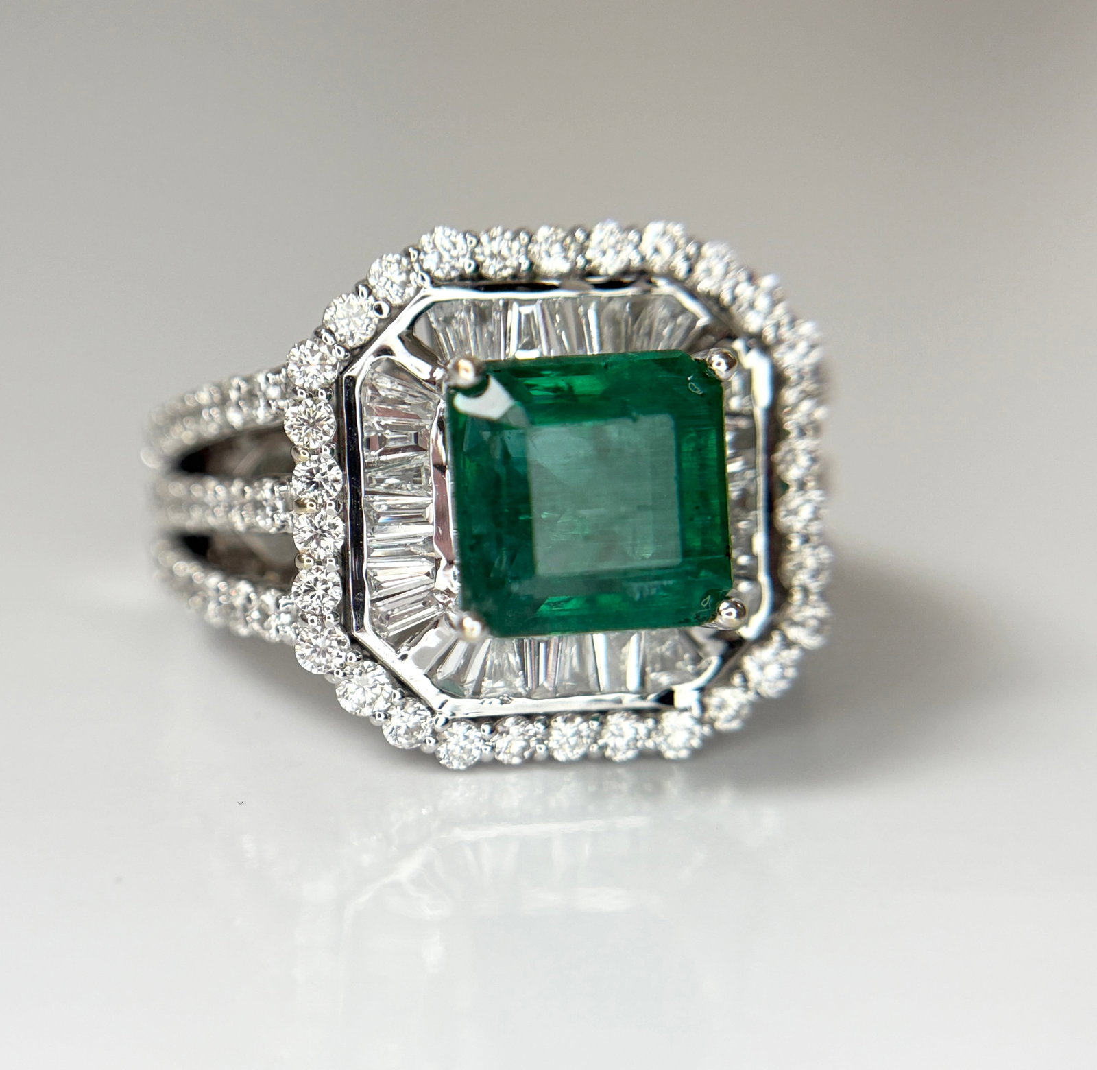 Beautiful 3.01 CT Natural Emerald With 1.68 CT Natural Diamonds & 18k Gold - 5
