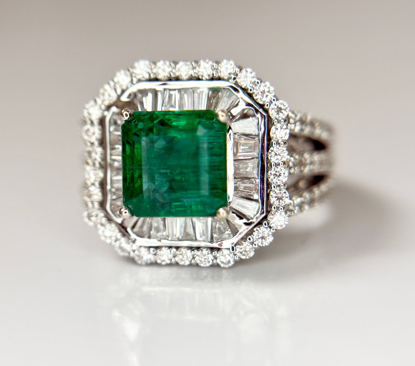 Beautiful 3.01 CT Natural Emerald With 1.68 CT Natural Diamonds & 18k Gold - 6
