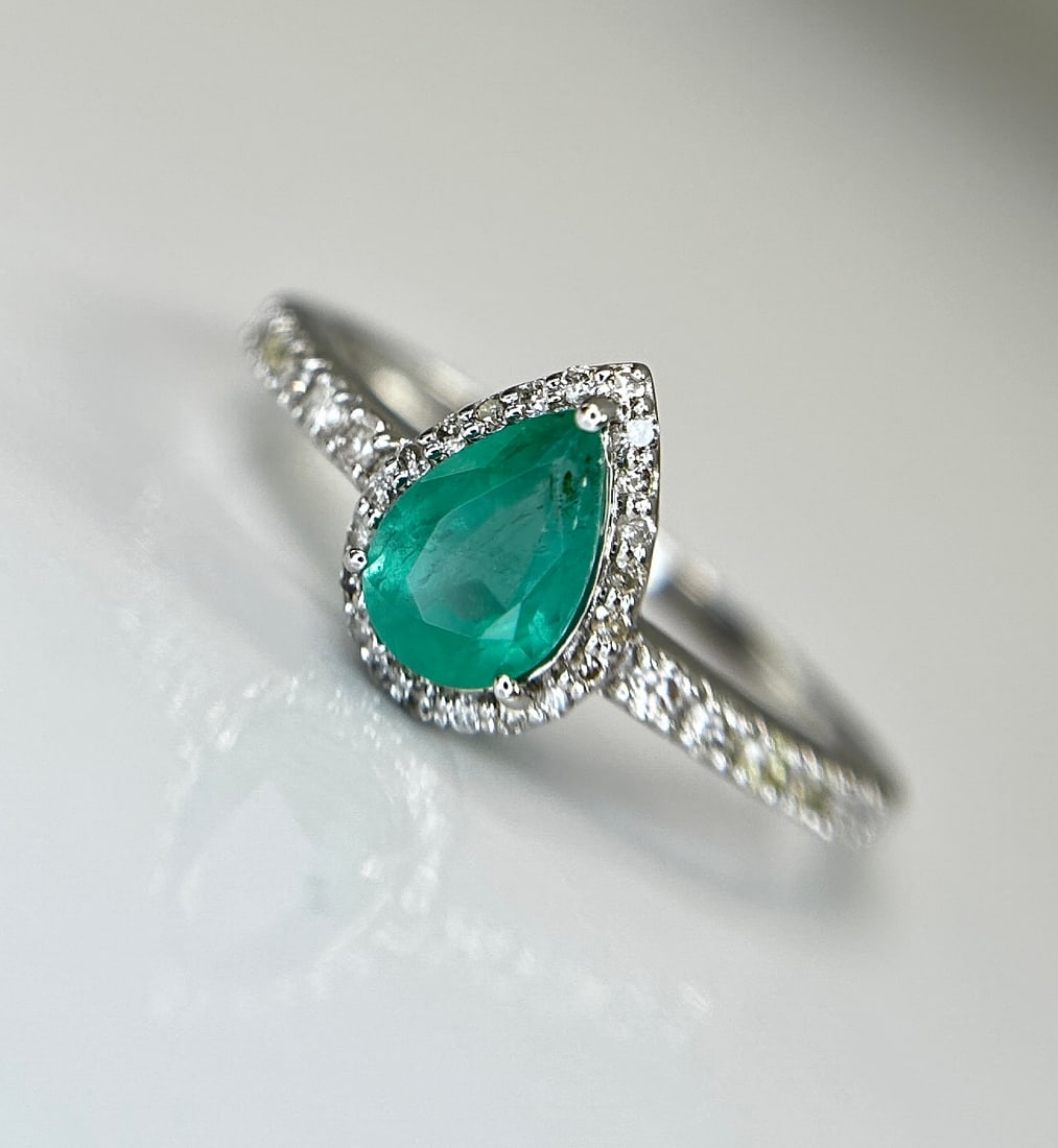 Beautiful Natural Emerald 0.68 CT With Natural Diamonds & 18k Gold: Title: Beautiful Natural Emerald 0.68 CT With Natural Diamonds & 18k Gold Description: Beautiful 0.68 CT Natural Emerald With Natural Diamonds & 18k Gold Description: Total Carat Weight -