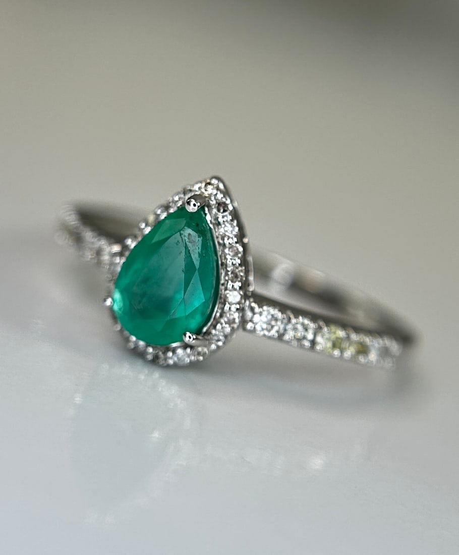 Beautiful Natural Emerald 0.68 CT With Natural Diamonds & 18k Gold - 3