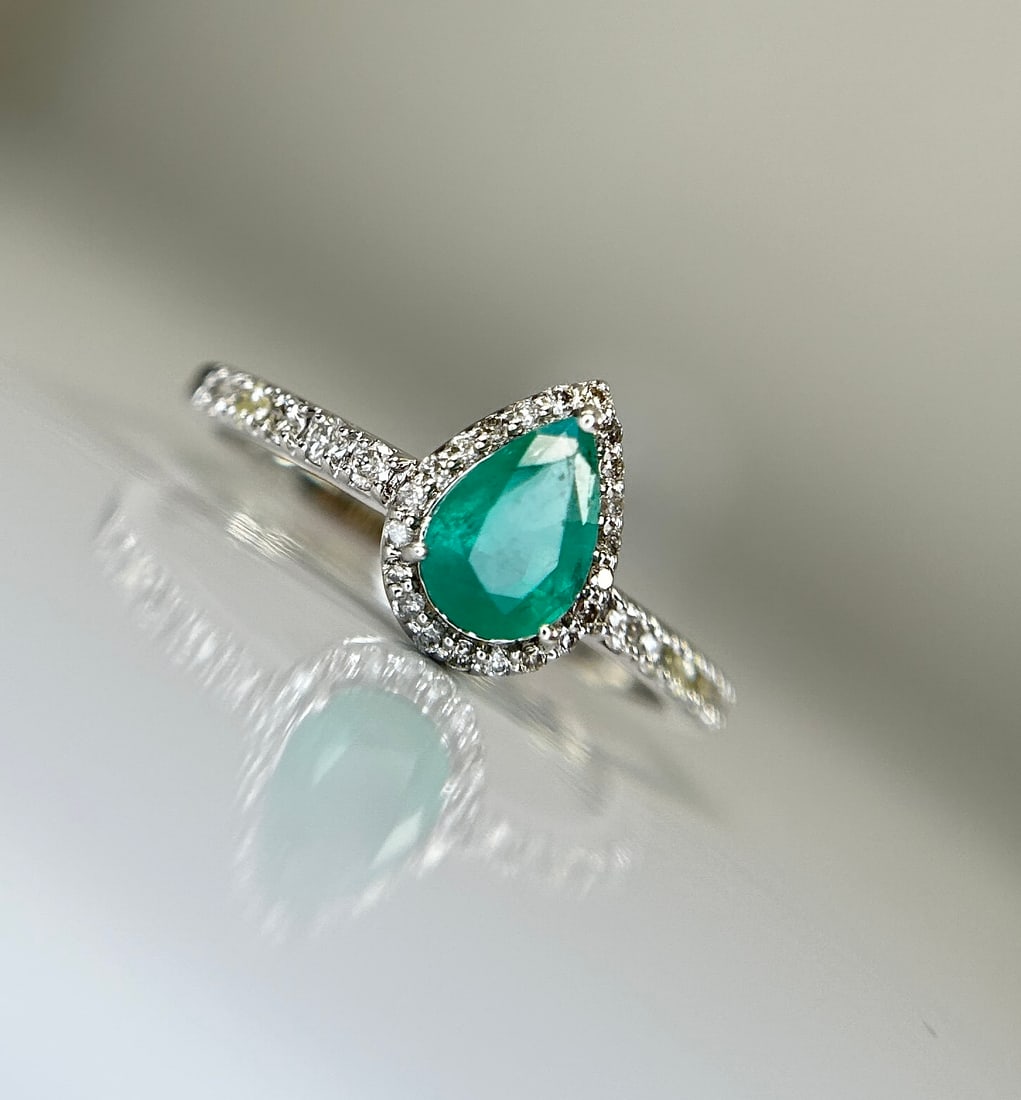 Beautiful Natural Emerald 0.68 CT With Natural Diamonds & 18k Gold - 8