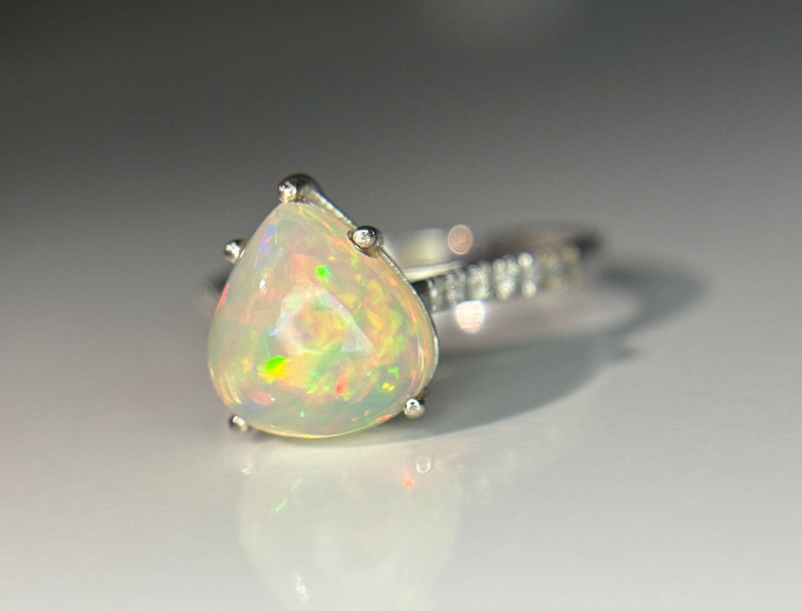 Beautiful Natural Fire Opal 2.16 CT Ring With Natural Diamond and 18k Gold - 4
