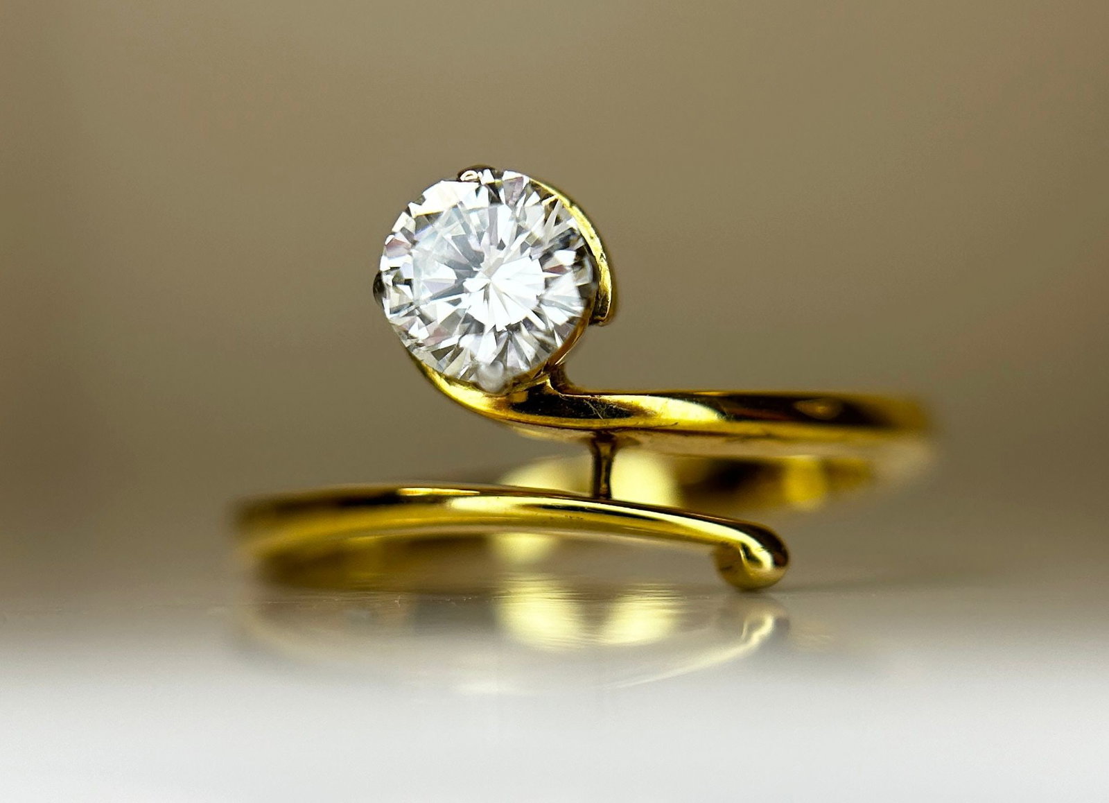 Beautiful Natural 0.30 CT VVS Diamond Ring With 18k Gold: Title: Beautiful Natural 0.30 CT VVS Diamond Ring With 18k Gold Description: Beautiful Natural 0.30 CT Diamond Ring With 18k Gold. Dispatched with Royal Mail 1st class signed for. Description: 