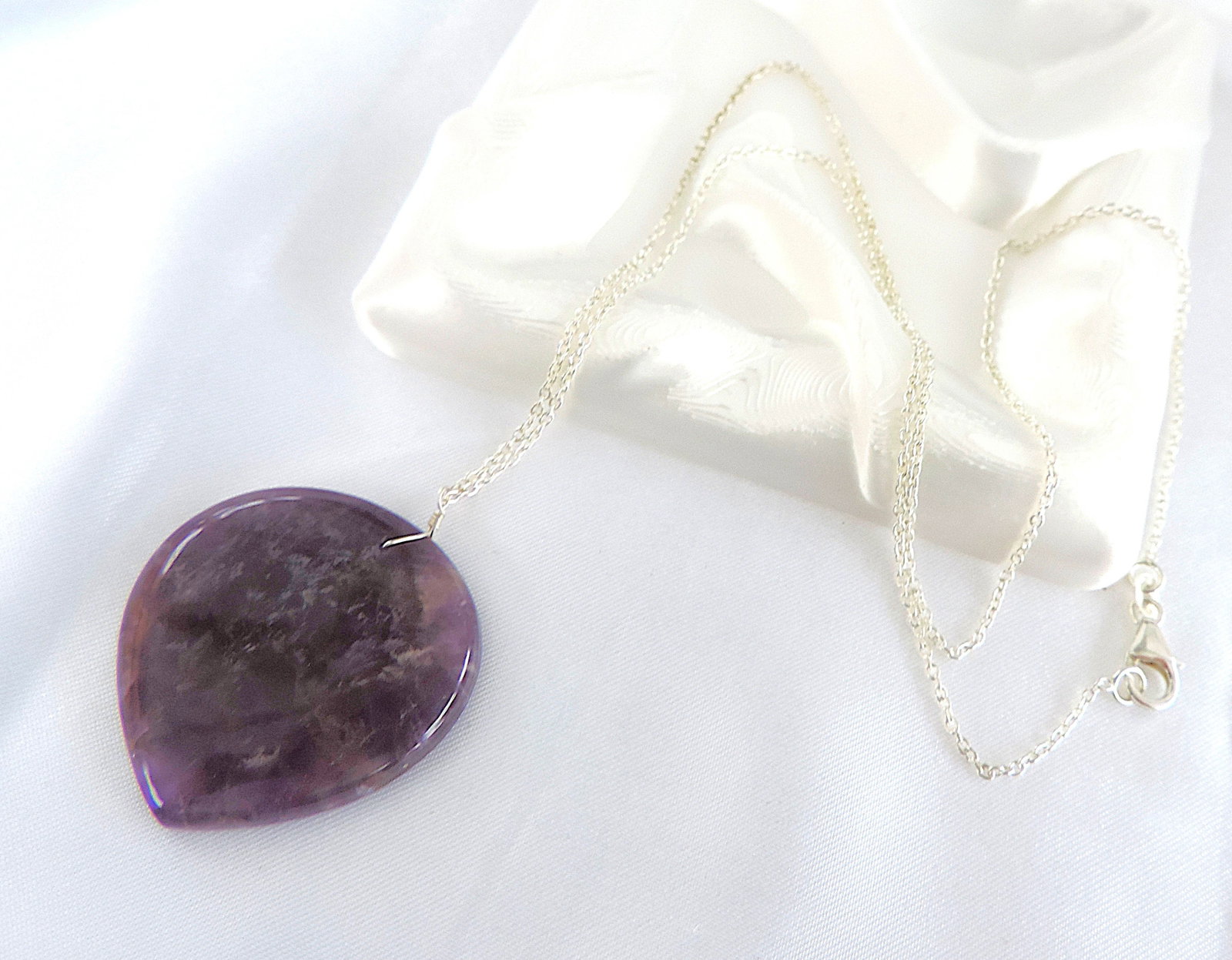 Polished Amethyst Gemstone Heart Necklace on 20 Inch 925 Silver Chain: Title: Polished Amethyst Gemstone Heart Necklace on 20 Inch 925 Silver Chain Description: A lovely large 35x35mm polished heart shaped Amethyst on a 20 inch 925 silver chain. Condition: Used