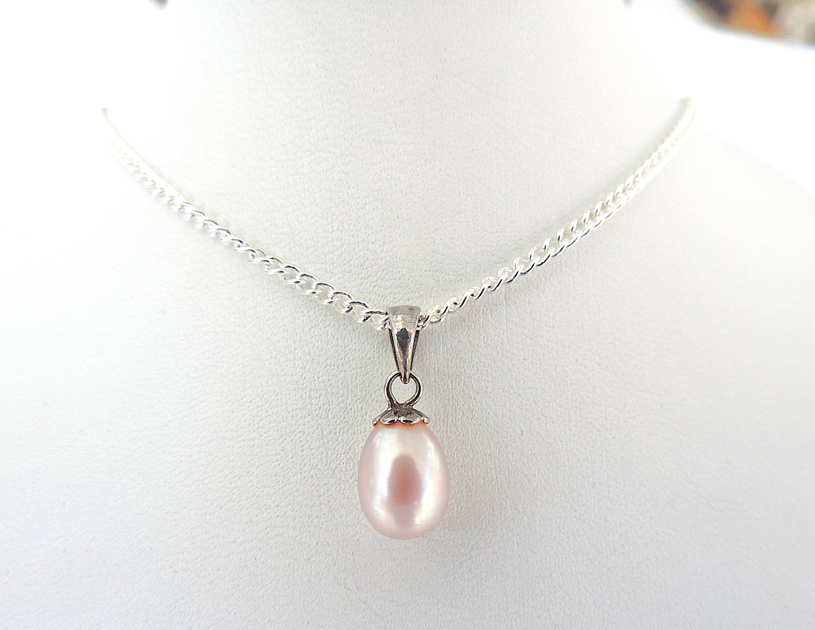 925 Silver Cultured Pearl Pendant Necklace 'New': Title: 925 Silver Cultured Pearl Pendant Necklace 'New' Description: A pretty 925 silver cultured pearl pendant on an 18 inch 925 silver chain. New with gift pouch Condition: New Delivery
