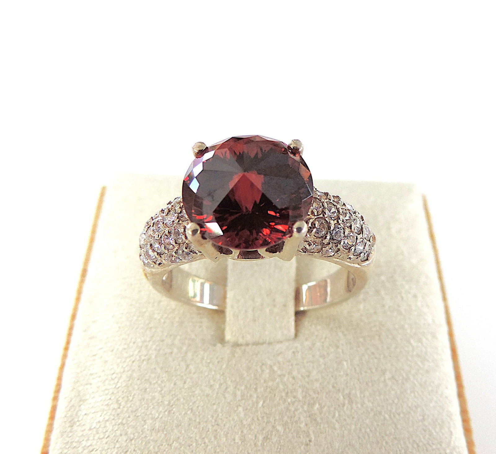 925 Sterling Silver 7 Carat Red Cubic Zirconia Gemstone Ring 'New With Gift Pouch': Title: 925 Sterling Silver 7 Carat Red Cubic Zirconia Gemstone Ring 'New With Gift Pouch' Description: A beautiful ring in sterling silver set with a 10mm (TCW 7.2) Red Cubic Zirconia gemstone &