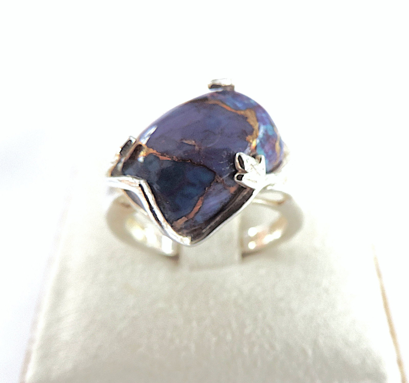 925 Silver Purple Copper Charoite Gemstone Ring: Title: 925 Silver Purple Copper Charoite Gemstone Ring Description: 925 silver ring set with a 14x10mm Purple Copper Charoite Gemstone. Ring ring size N. Condition: Used Delivery option: