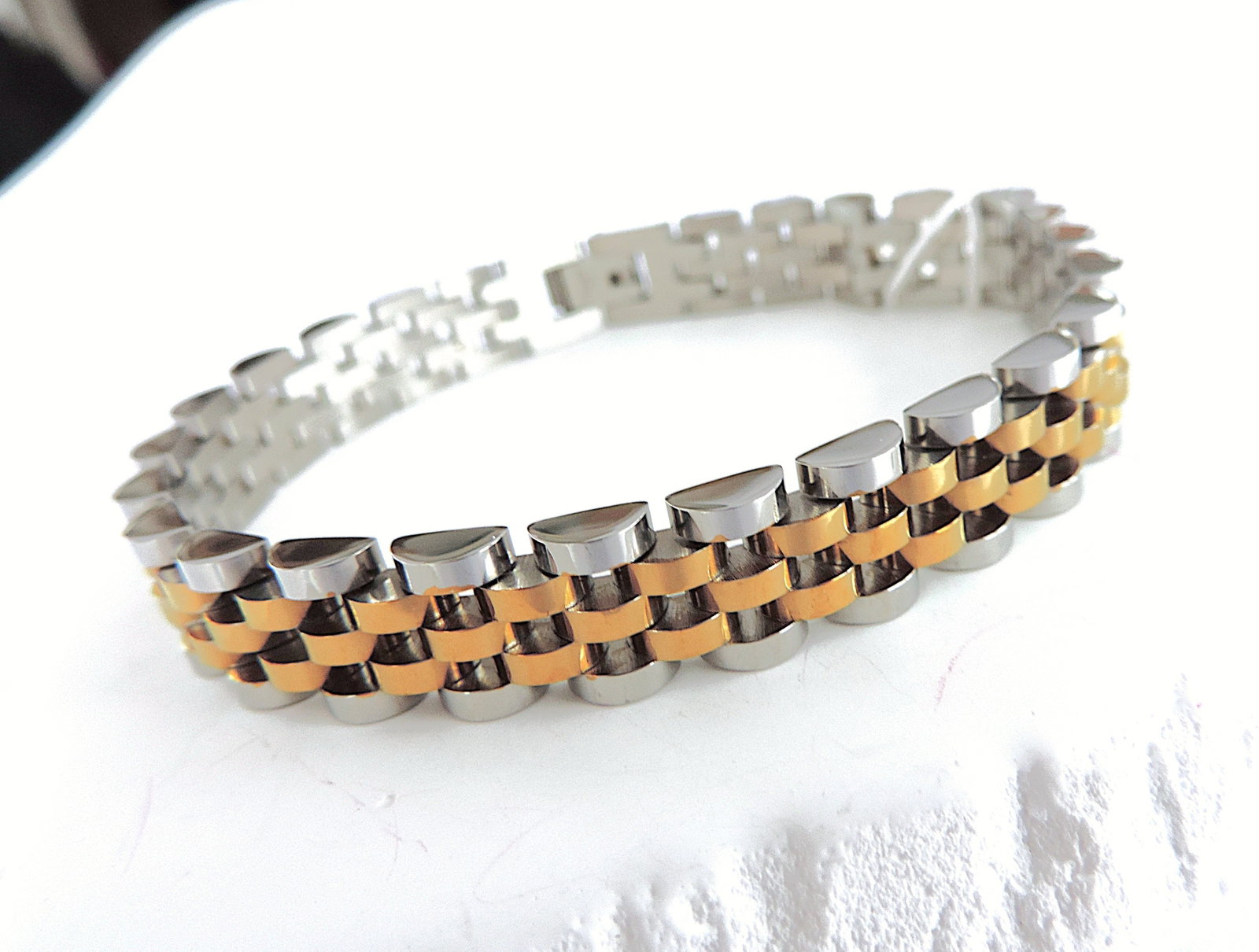 Atheon Two Tone Stainless Steel Men's 10mm Watch Link Bracelet 'New': Title: Atheon Two Tone Stainless Steel Men's 10mm Watch Link Bracelet 'New' Description: A striking men's watch link bracelet in two tone silver/gold stainless steel. Measurements: 8.5 inches