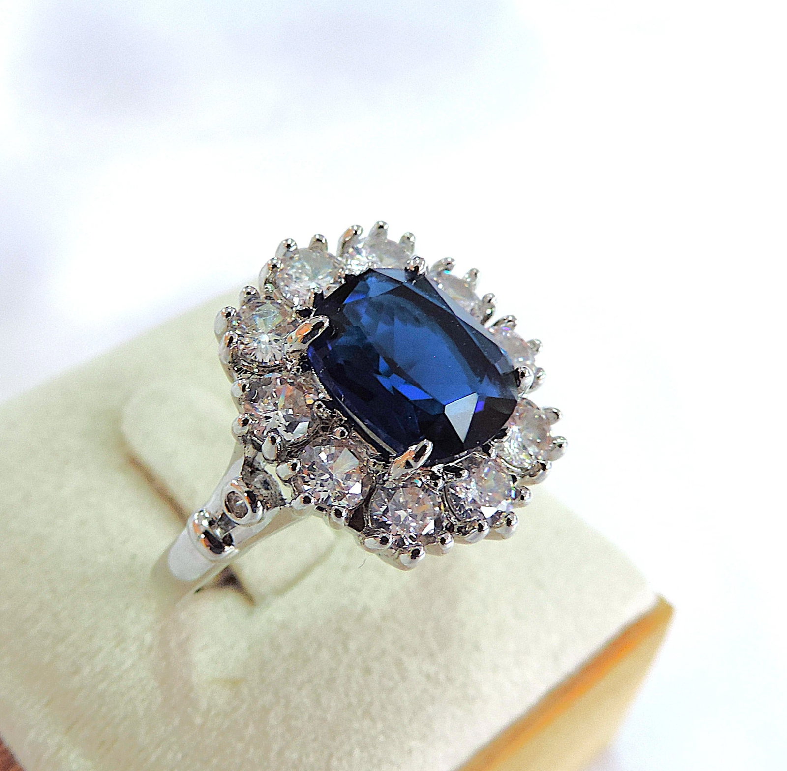 7.5 Carat Blue & White Zircon Gemstone Ring 'New' - 3
