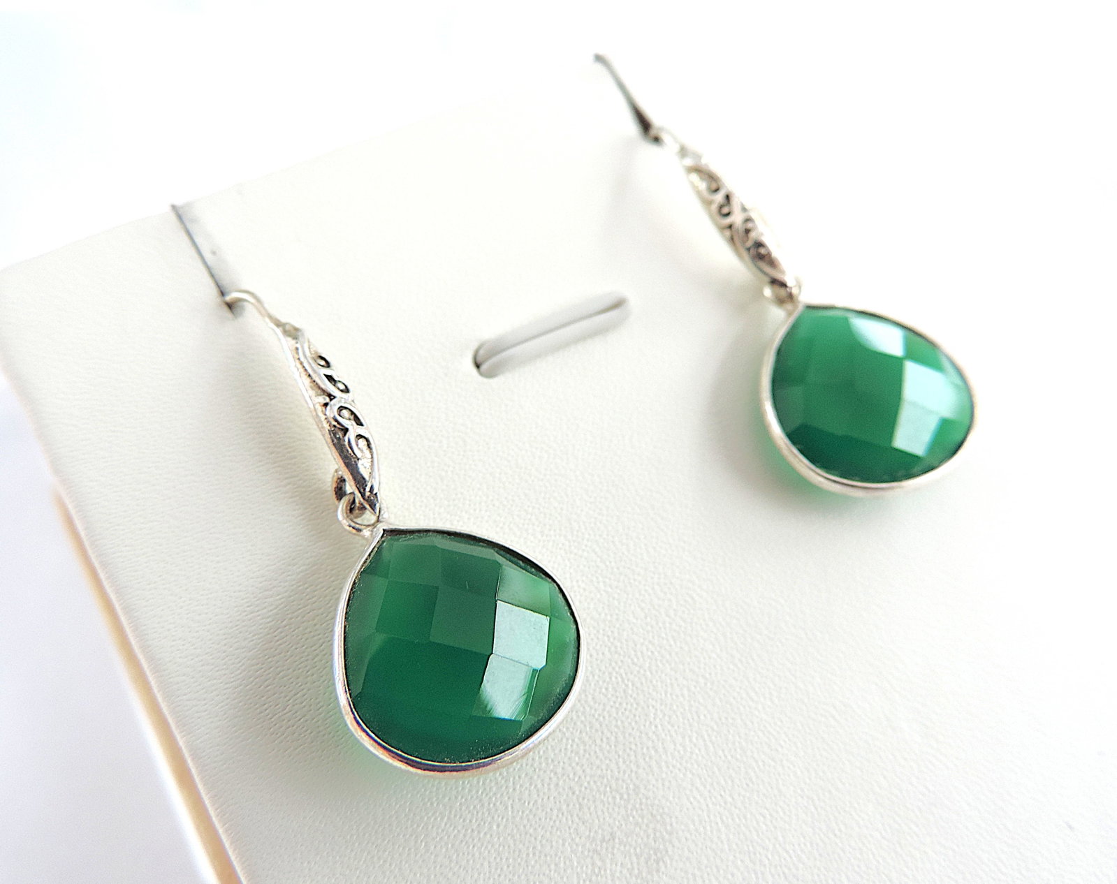 925 Silver Green Onyx Facet Cut Drop Earrings 'New': Title: 925 Silver Green Onyx Facet Cut Drop Earrings 'New' Description: A lovely pair of 925 drop earrings with 15x15mm Green Onyx facet cut stones. The earrings have a 3 cm drop. New