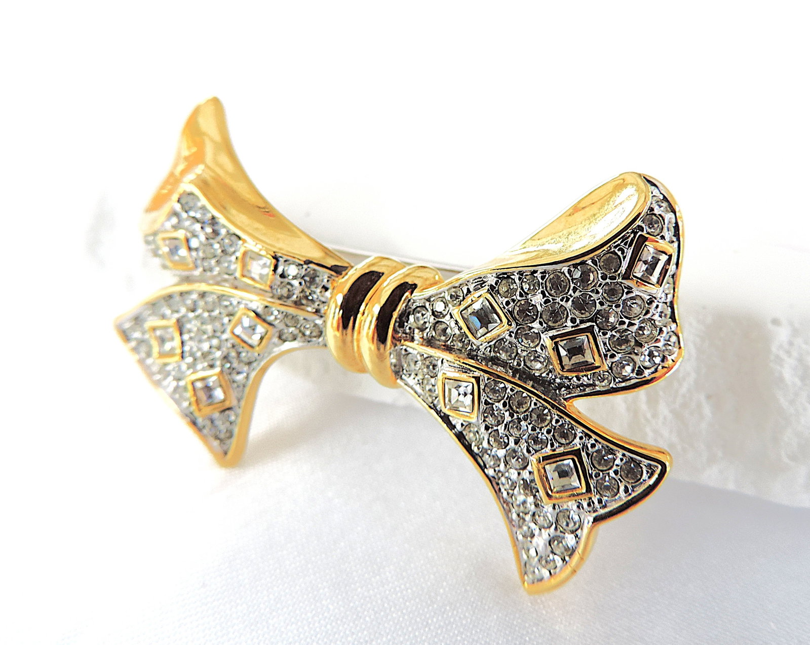 Vintage Gold Plated Austrian Crystal Bow Ribbon Brooch c.1980's - 3