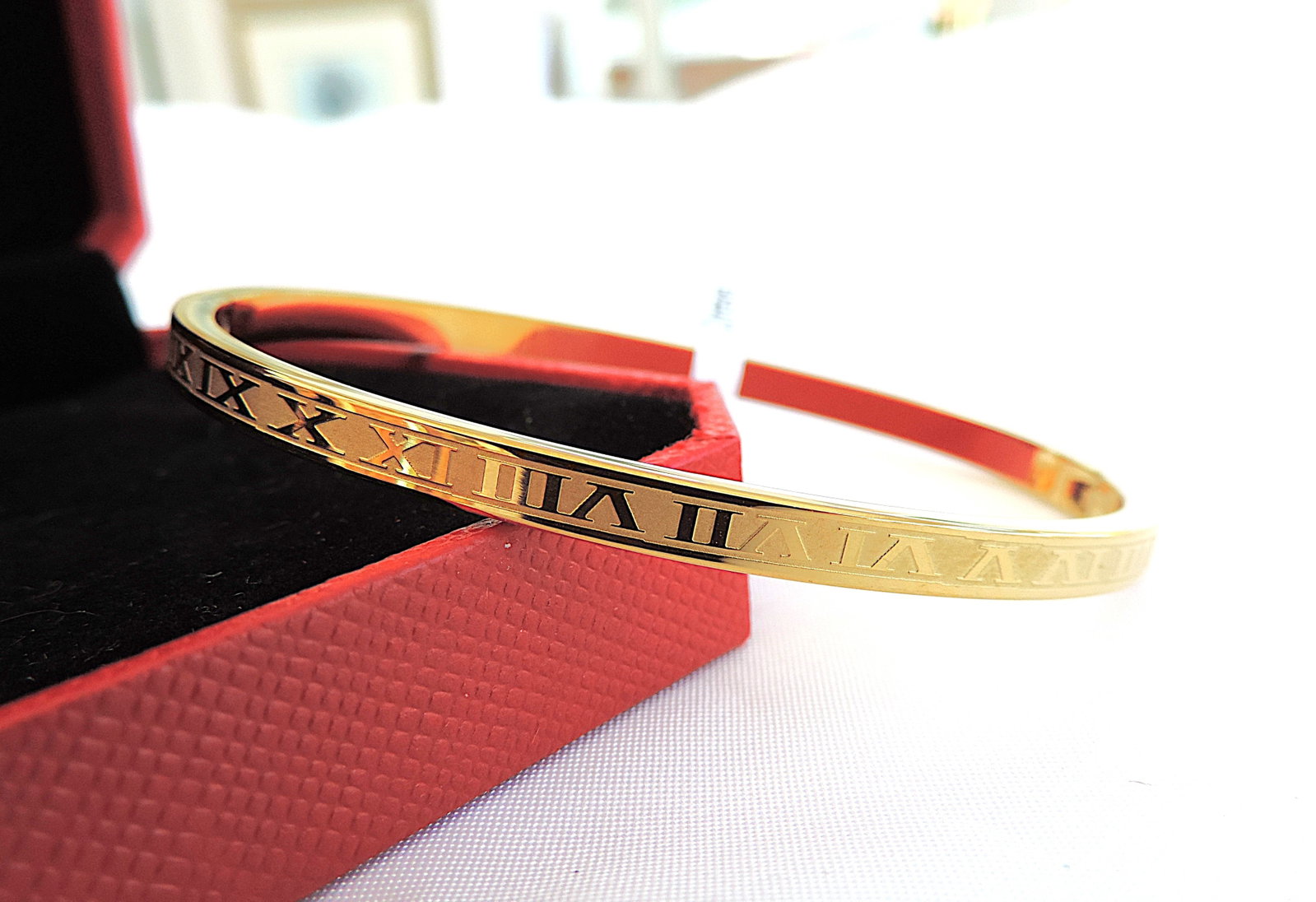 Orrevé 18k Gold Plated Roman Numeral Bracelet 'New': Title: Orrevé 18k Gold Plated Roman Numeral Bracelet 'New' Description: A gorgeous Orrevé 18k gold plated hinged Roman Numeral bracelet. Includes a gift pouch. (Part of