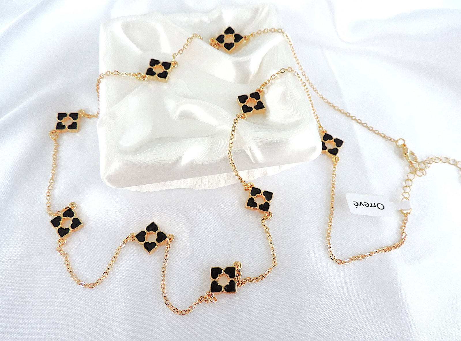 Orrevé 32 Inch Gold Plated Black Enamel Heart Clover Necklace 'New': Title: Orrevé 32 Inch Gold Plated Black Enamel Heart Clover Necklace 'New' Description: A beautiful Orrevé designer necklace gold plated with black enamel heart clovers. The necklace