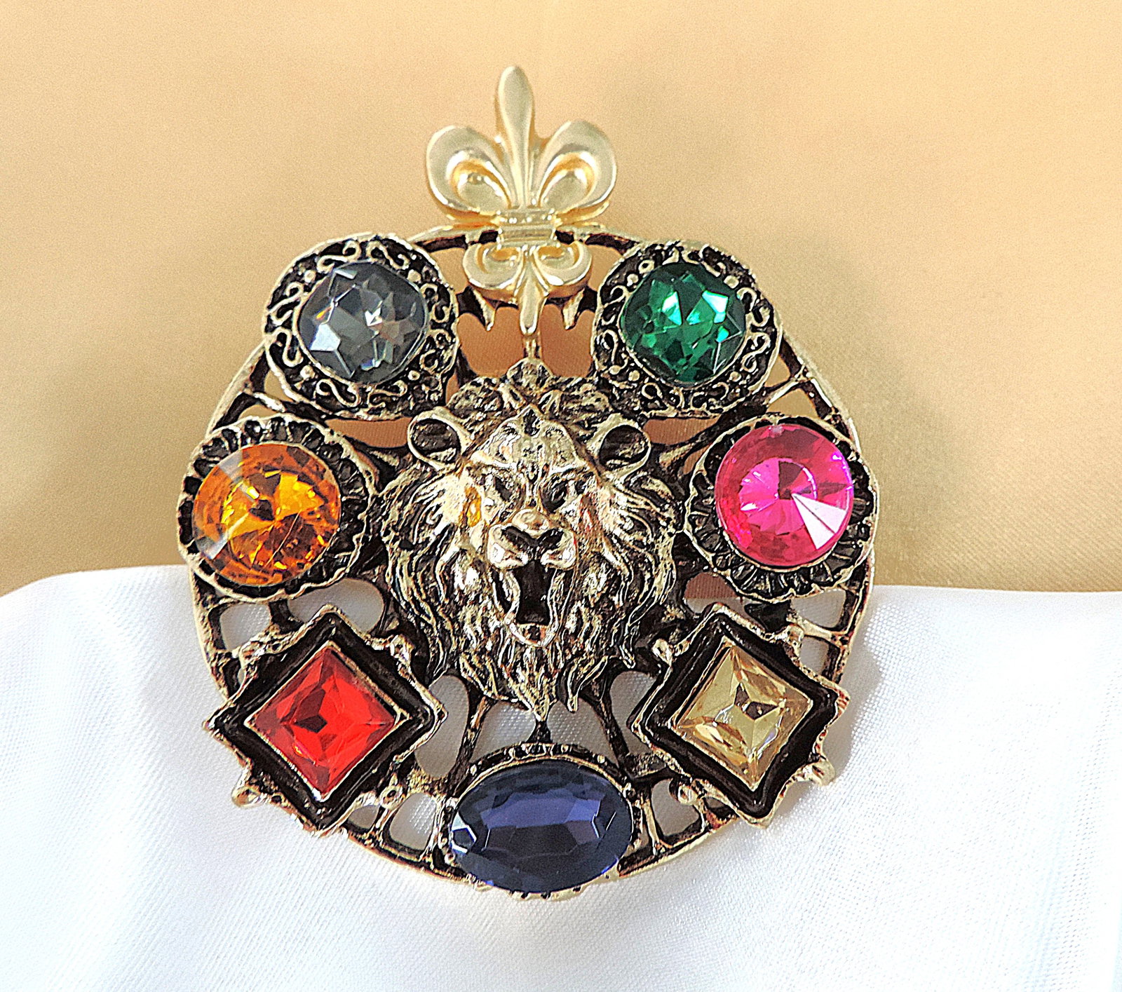 Large Baroque Style Costume Jewellery Brooch: Title: Large Baroque Style Costume Jewellery Brooch Description: Baroque style costume jewellery brooch measruing 6cmx6cm. Condition: New Delivery option: Collection & Delivery Location: