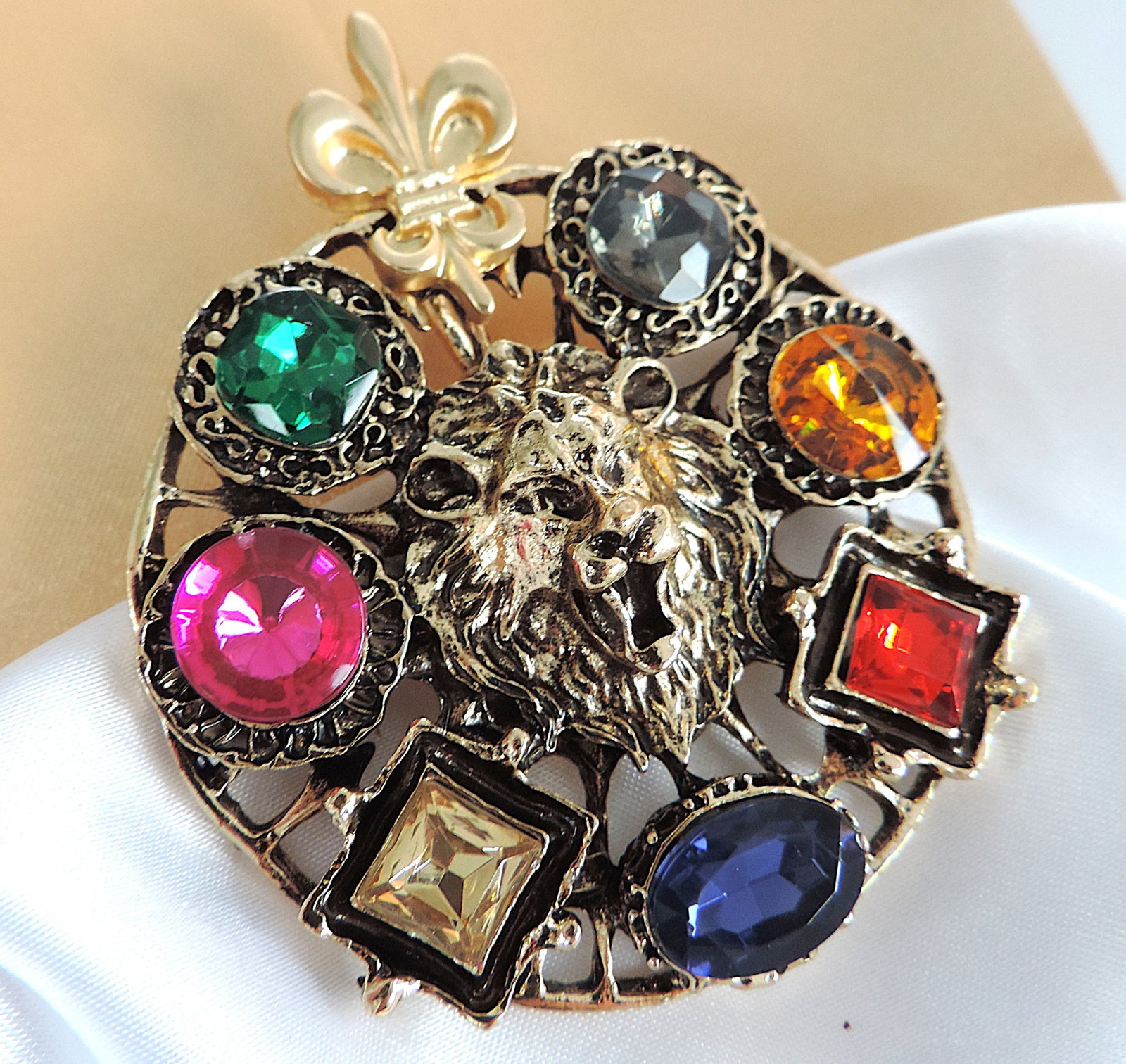 Large Baroque Style Costume Jewellery Brooch - 4