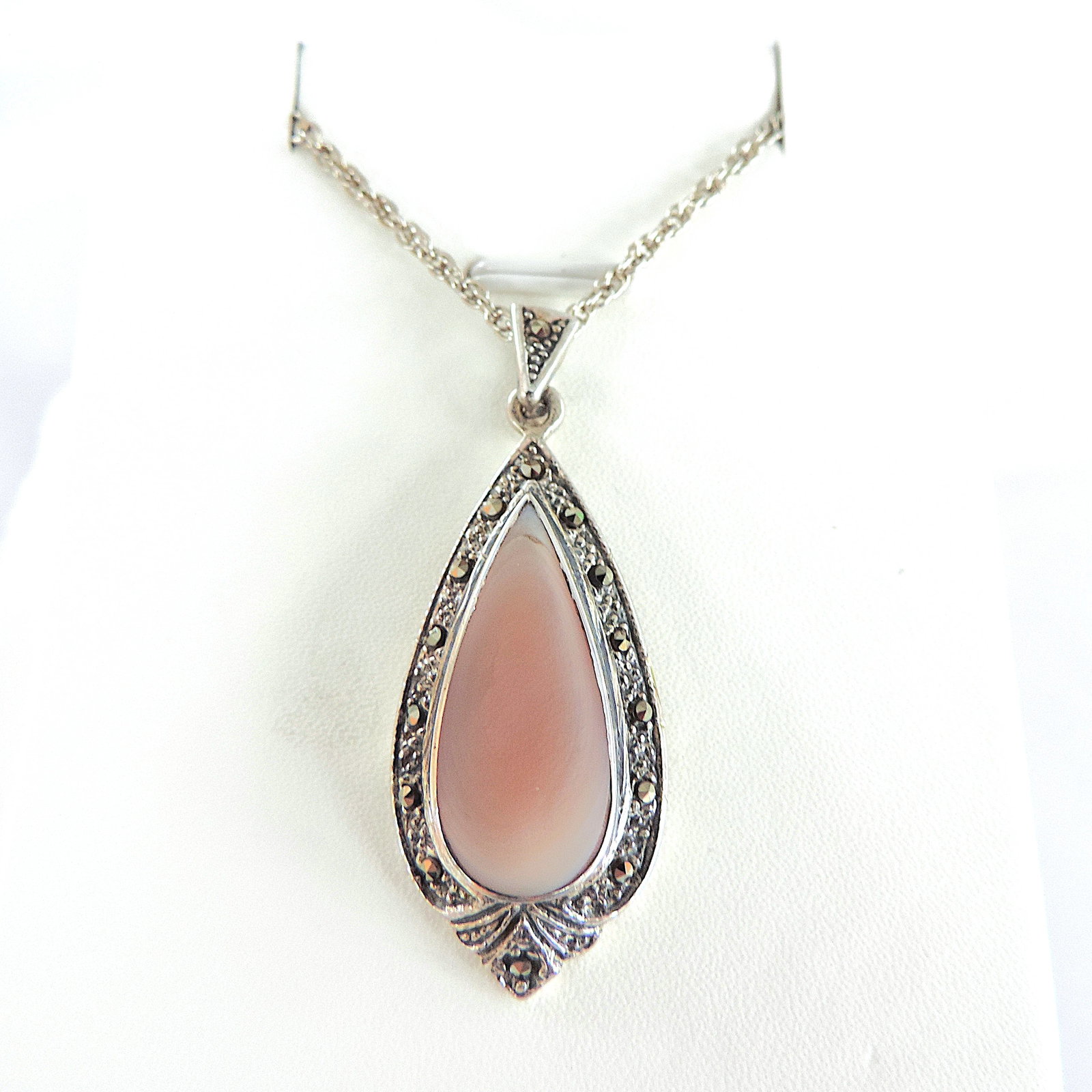 Vintage 925 Silver Pink Mother of Pearl Necklace: Title: Vintage 925 Silver Pink Mother of Pearl Necklace Description: A lovely vintage pendant necklace in sterling silver set with pink Mother of Pearl & Marcasite gemstones on an 18 inch 925