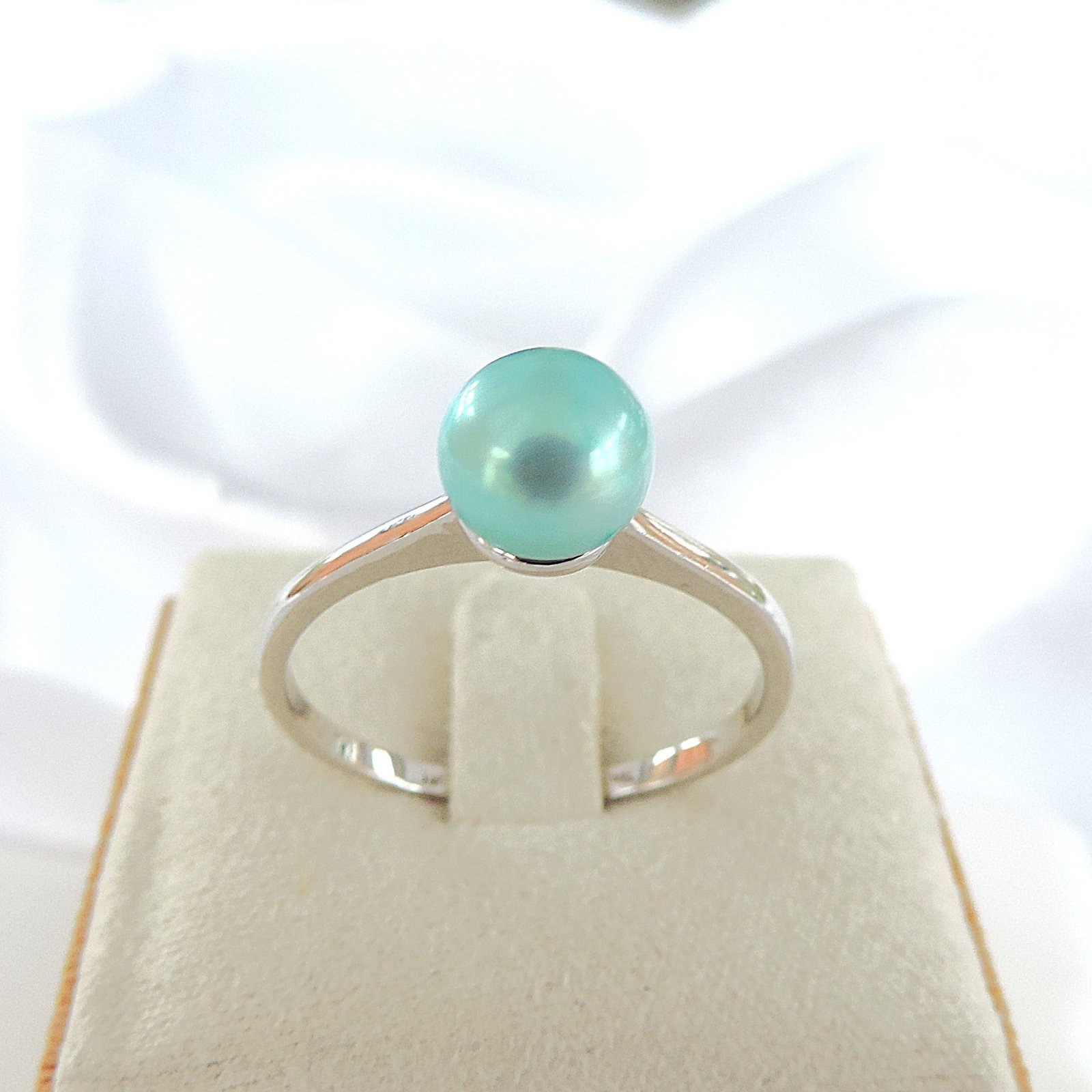 925 Silver Cultured Pearl Ring 'New': Title: 925 Silver Cultured Pearl Ring 'New' Description: A pretty 925 silver ring set with a dyed cultured pearl. Ring size U1/2. Includes a gift pouch Condition: New Delivery option:
