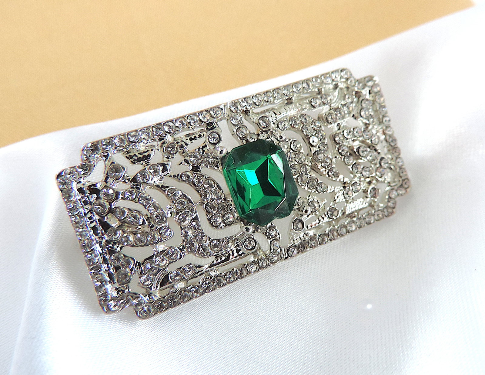Art Deco Style Green & WhIte Crystal Brooch: Title: Art Deco Style Green & WhIte Crystal Brooch Description: A lovely costume jewellery brooch in the art deco style - silver tone metal studded with clear crystals and a central green stone.