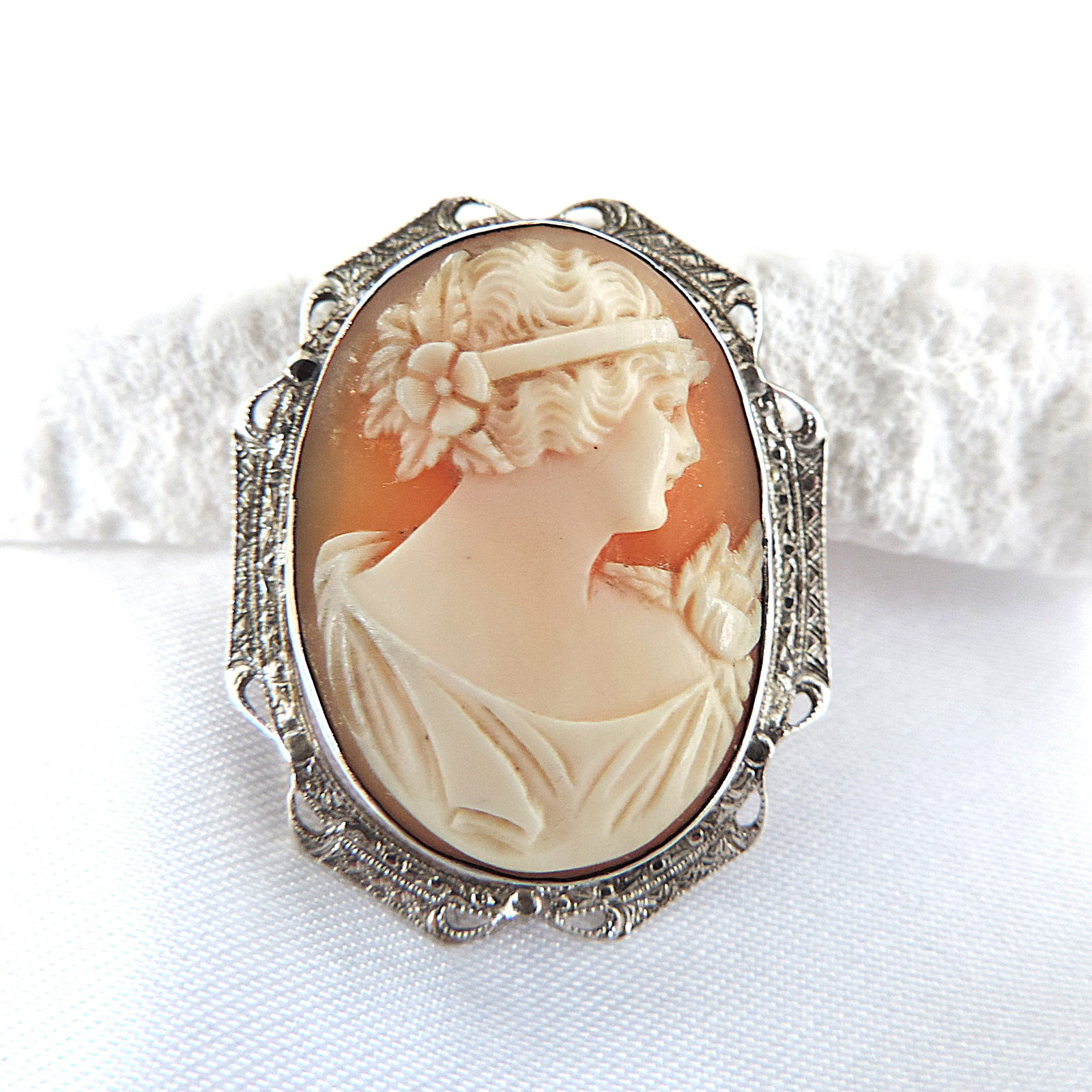 Antique Sterling Silver Hand Carved Cameo Brooch: Title: Antique Sterling Silver Hand Carved Cameo Brooch Description: A beautiful fine quality antique hand carved Cameo brooch measuring 3cm x 2.2cm. Marked sterling verso. Excellent