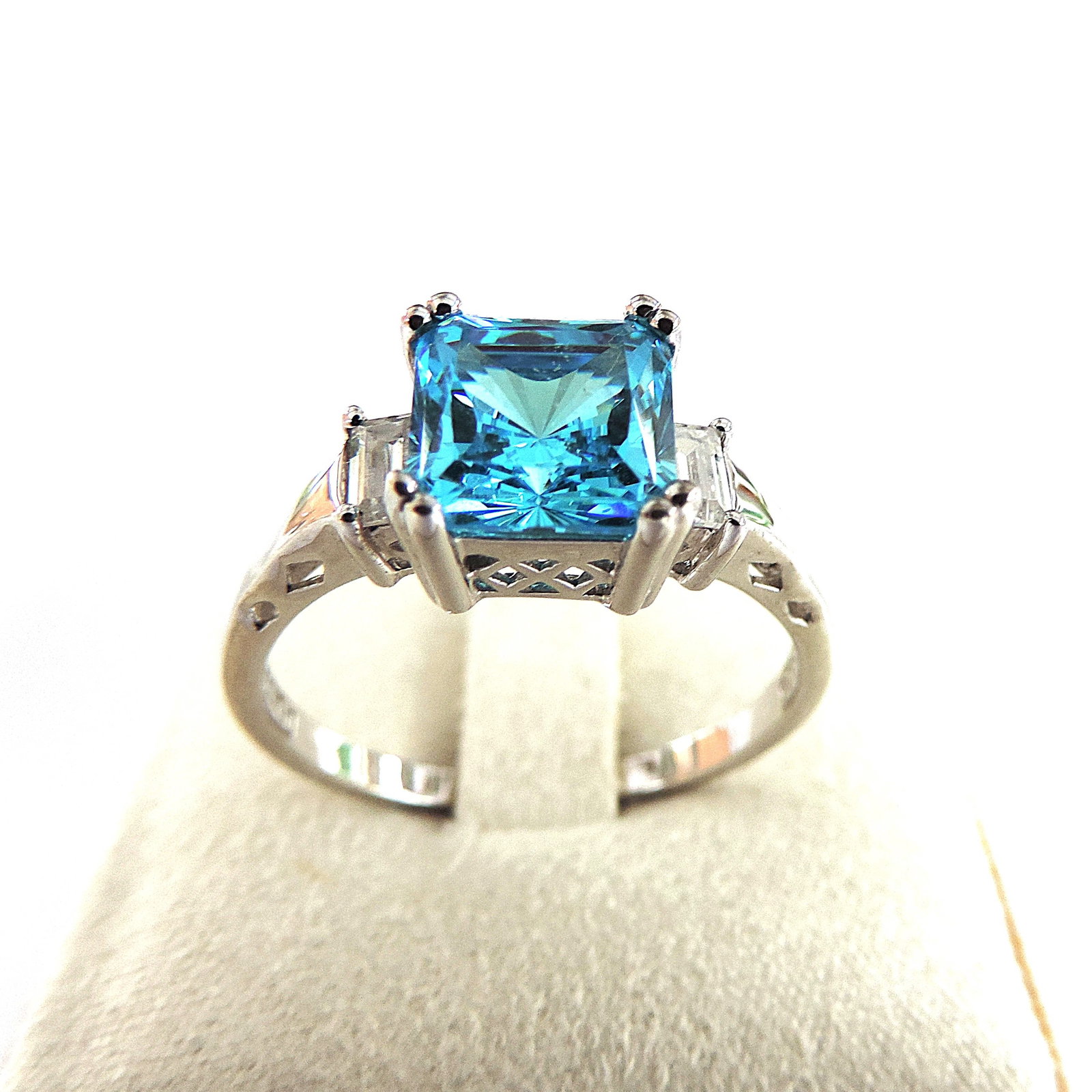 925 Silver Swiss Blue 2.75 Carat Topaz Gemstone Ring 'New': Title: 925 Silver Swiss Blue 2.75 Carat Topaz Gemstone Ring 'New' Description: A gorgeous ring in 925 silver set with a 7mm square (2.05 TCW) Swiss Blue Topaz & 2 x 3x2mm White Topaz gemstones