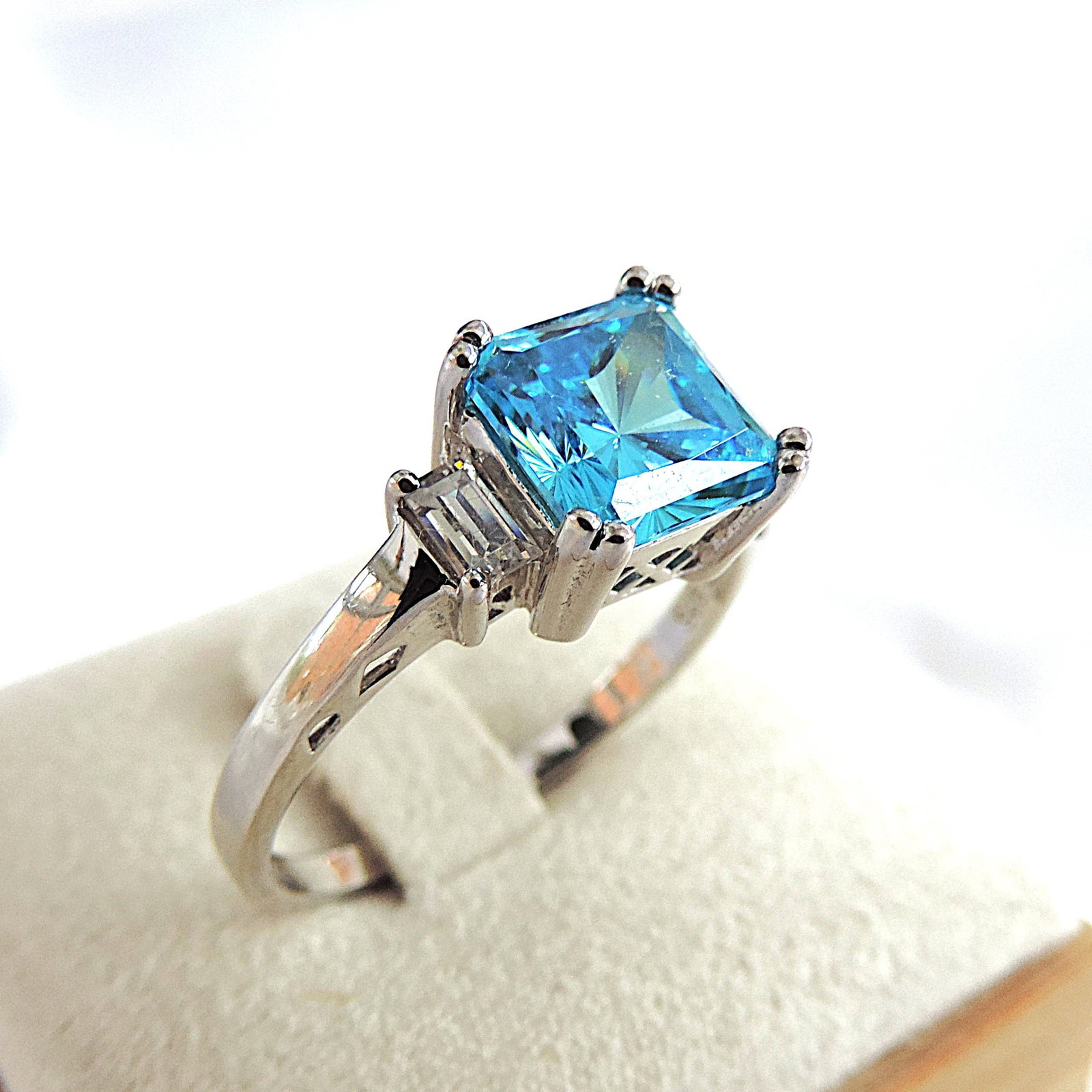 925 Silver Swiss Blue 2.75 Carat Topaz Gemstone Ring 'New' - 2