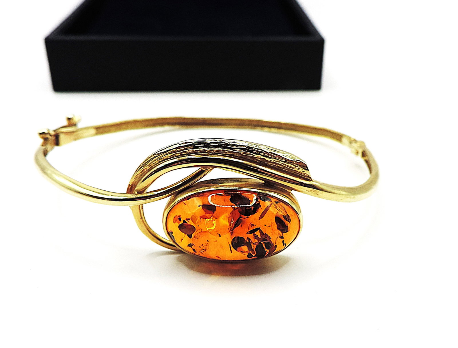 Artisan 14k Gold Cabochon Baltic Amber Bangle Gdansk Poland c.1996: Title: Artisan 14k Gold Cabochon Baltic Amber Bangle Gdansk Poland c.1996 Description: This beautiful hinged bangle/bracelet was hand made in Gdansk Poland circa 1996. Crafted in 14ct yel