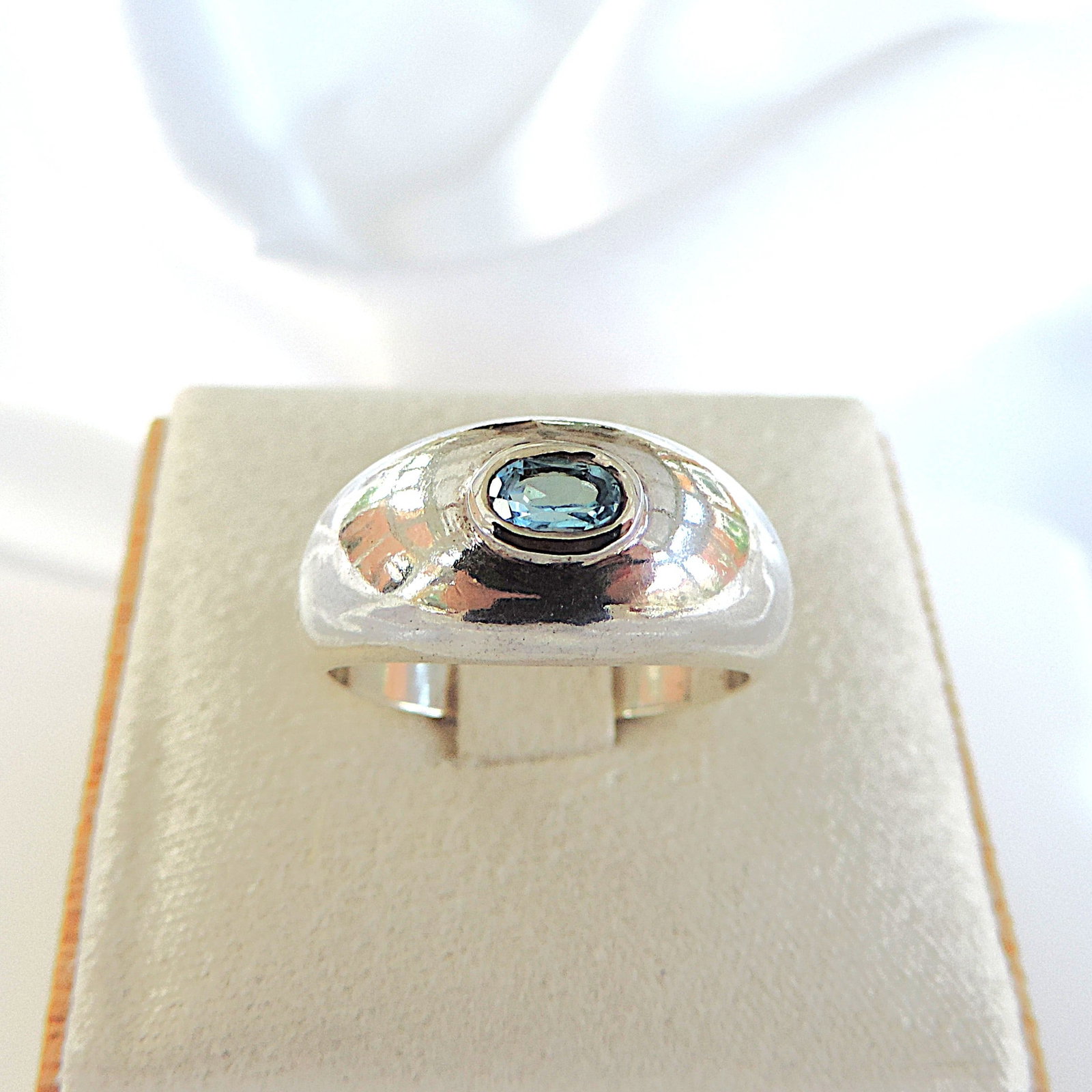 925 Sterling Silver Blue Topaz Gemstone Ring: Title: 925 Sterling Silver Blue Topaz Gemstone Ring Description: A gorgeous dome shaped ring in 925 sterling silver set with a central blue Topaz gemstone. Ring size N. Condition: Used