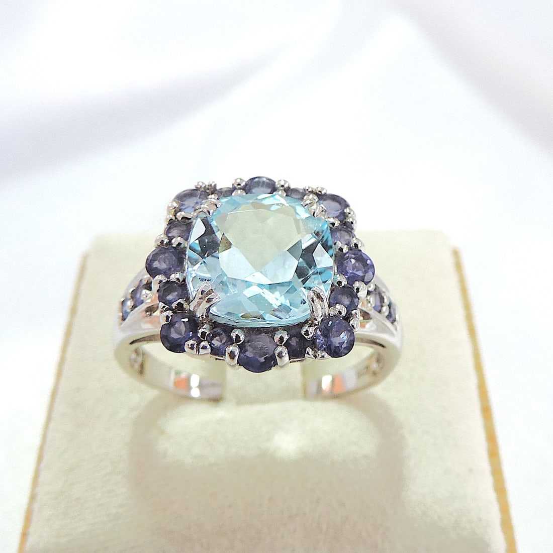 925 Silver 4.68 Carat Aquamarine & Tanzanite Gemstone Ring: Title: 925 Silver 4.68 Carat Aquamarine & Tanzanite Gemstone Ring Description: A stunning 925 silver ring set with a 9mm square cushion cut Aquamarine Gemstone (TCW 4.40) 8x2mm & 12 x 1mm