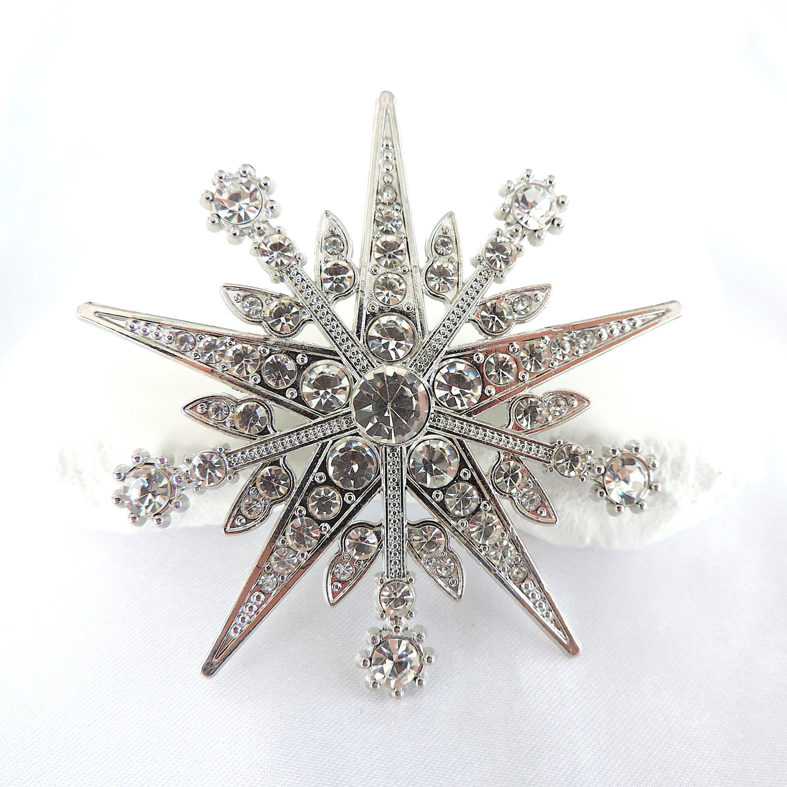 Large 7cm x7cm White Crystal Snowflake Brooch: Title: Large 7cm x7cm White Crystal Snowflake Brooch Description: A stunning silver tone metal brooch in the shape of a snowflake set with sparkling white crystals. Excellent as new