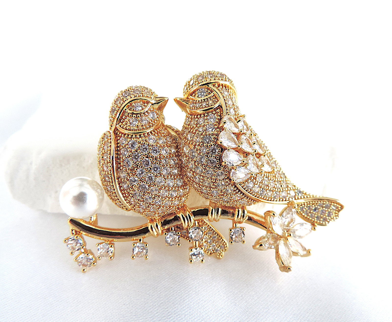 Orrevé Gold Plated White Zircon Lovebirds Brooch 'New With Gift Box': Title: Orrevé Gold Plated White Zircon Lovebirds Brooch 'New With Gift Box' Description: A beautiful fine quality 18k gold plated brooch featuring a pair of lovebirds sitting on a branch. 