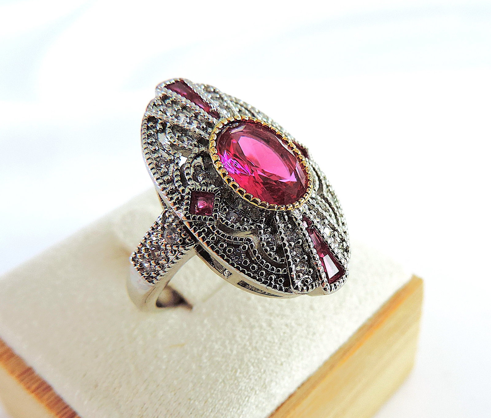 Art Deco Style Red & White Gemstone Ring - 3