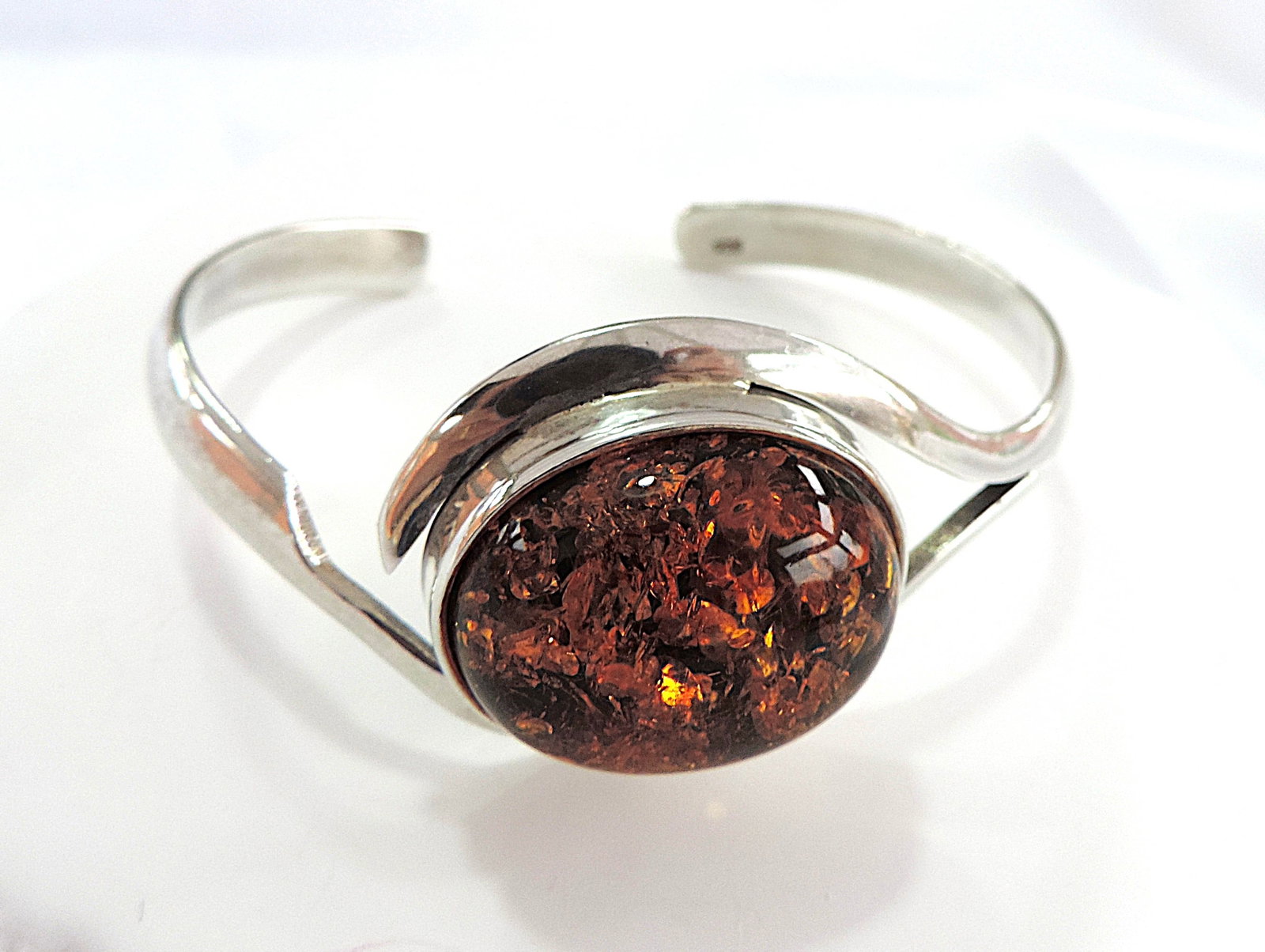 Vintage 925 Silver Chunky Baltic Amber Bangle: Title: Vintage 925 Silver Chunky Baltic Amber Bangle Description: A stunning bangle in 925 silver set with a large 25x20mm Baltic Amber gemstone. Weight 14.9 grams. Very good co