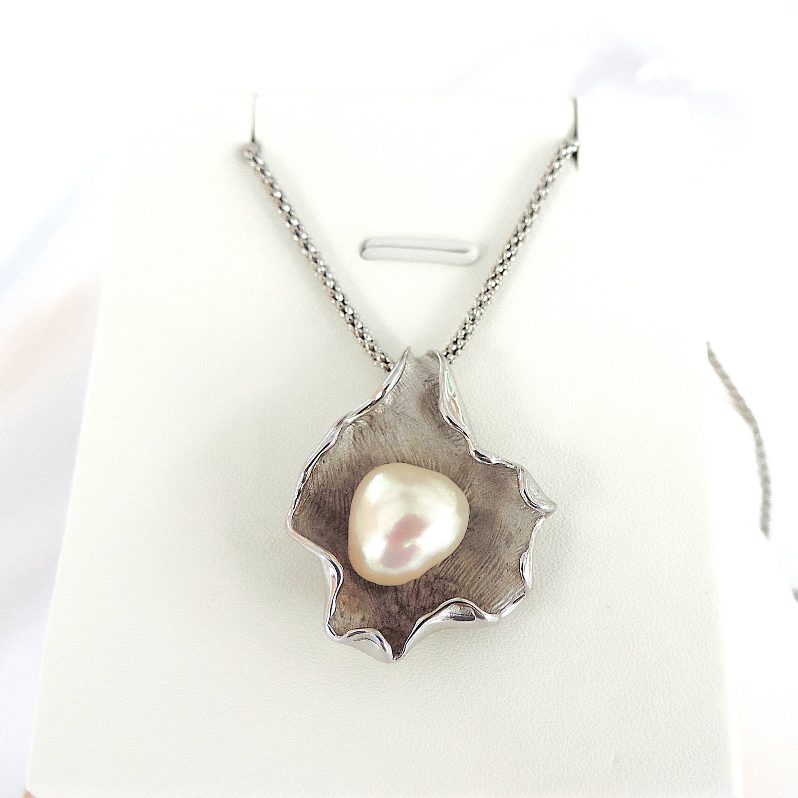 Vintage Artisan 925 Silver Organic Cultured Pearl Necklace: Title: Vintage Artisan 925 Silver Organic Cultured Pearl Necklace Description: A beautiful vintage handcrafted sterling silver shell shaped pendant set with an organic shaped cultured pearl. 