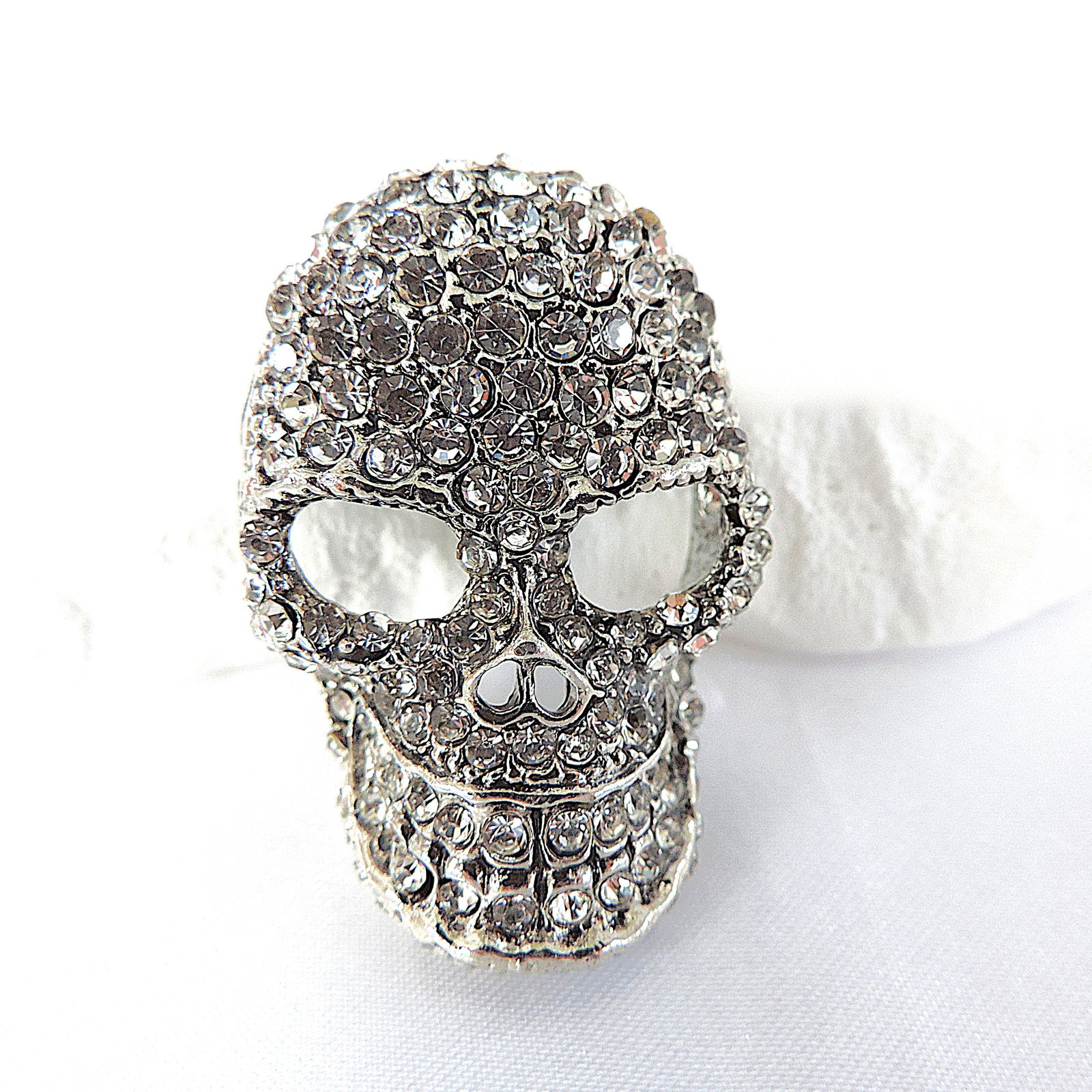 White Crystal Encrusted Skull Brooch 4cm x 2.5cm: Title: White Crystal Encrusted Skull Brooch 4cm x 2.5cm Description: A stunning silver tone metal skull brooch set with clear crystals. The brooch measures 4cm x 2.5cm and is in excellent