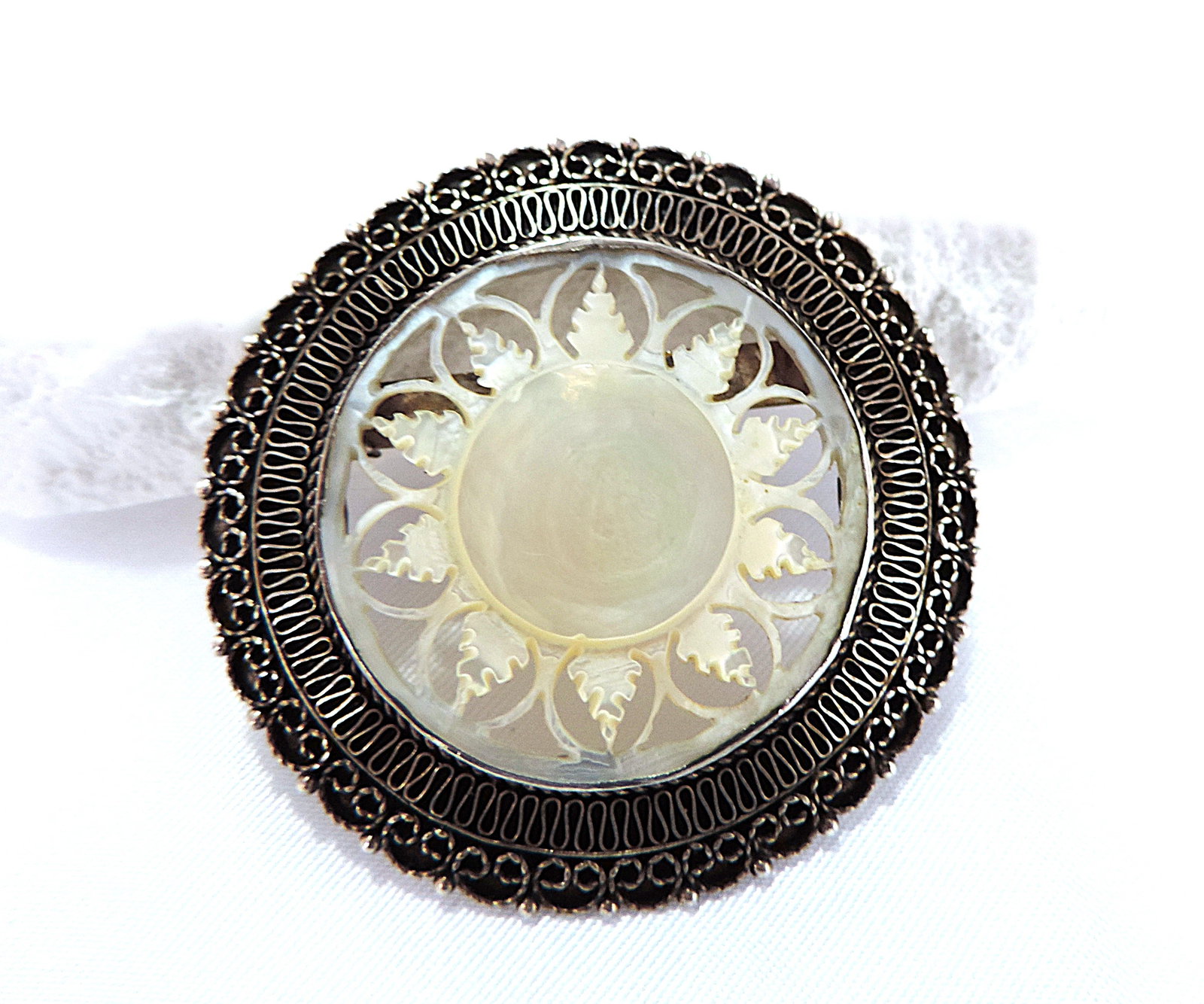 Vintage Jerusalem 925 Silver Mother of Pearl Brooch/Pendant: Title: Vintage Jerusalem 925 Silver Mother of Pearl Brooch/Pendant Description: A beautiful antique 925 silver Jerusalem Carved Mother of Pearl Brooch. This brooch is a beautiful piece and