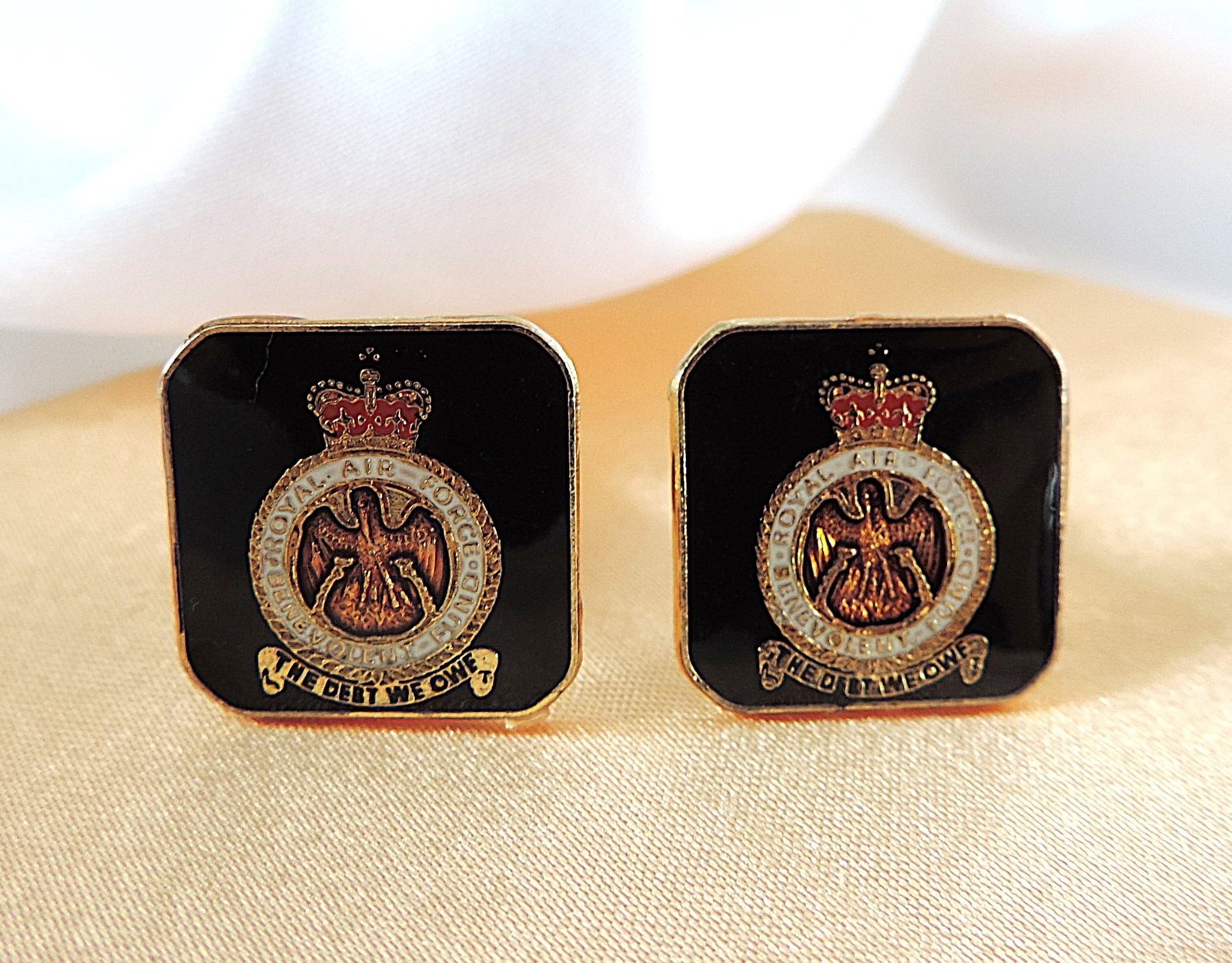 RAF Gilt Enamel Cufflinks: Title: RAF Gilt Enamel Cufflinks Description: A pair of RAF Gilt Enamel T-bar Cufflinks in excellent condition. Condition: Used Delivery option: Collection & Delivery Location: PE12 Category: