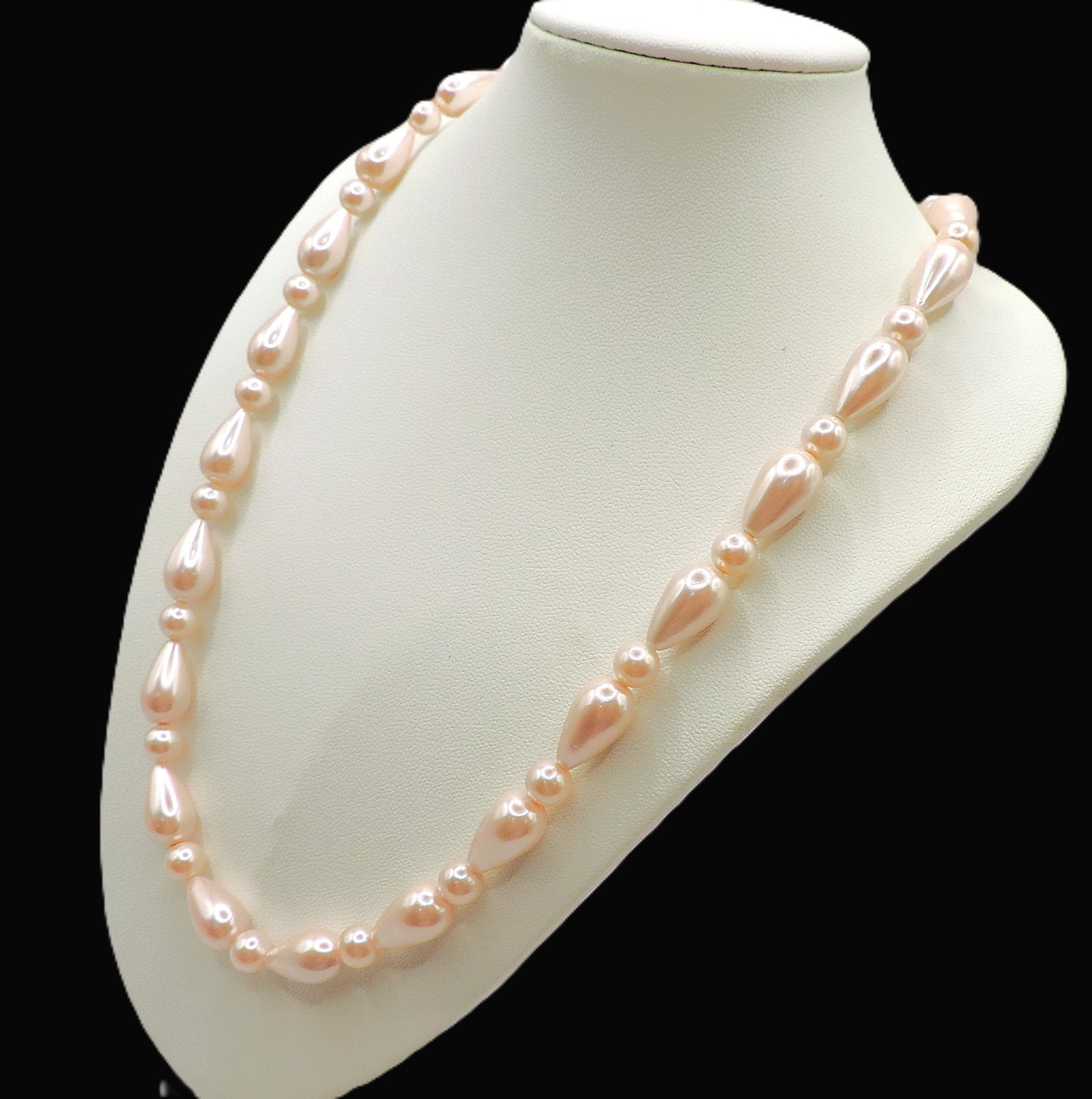 Rose Shell Bead Necklace Sterling Silver Clasp New With Gift Pouch: Title: Rose Shell Bead Necklace Sterling Silver Clasp New With Gift Pouch Description: A pretty 18 inch pear drop & round bead Rose Shell necklace secured with a 925 sterling silver lobster