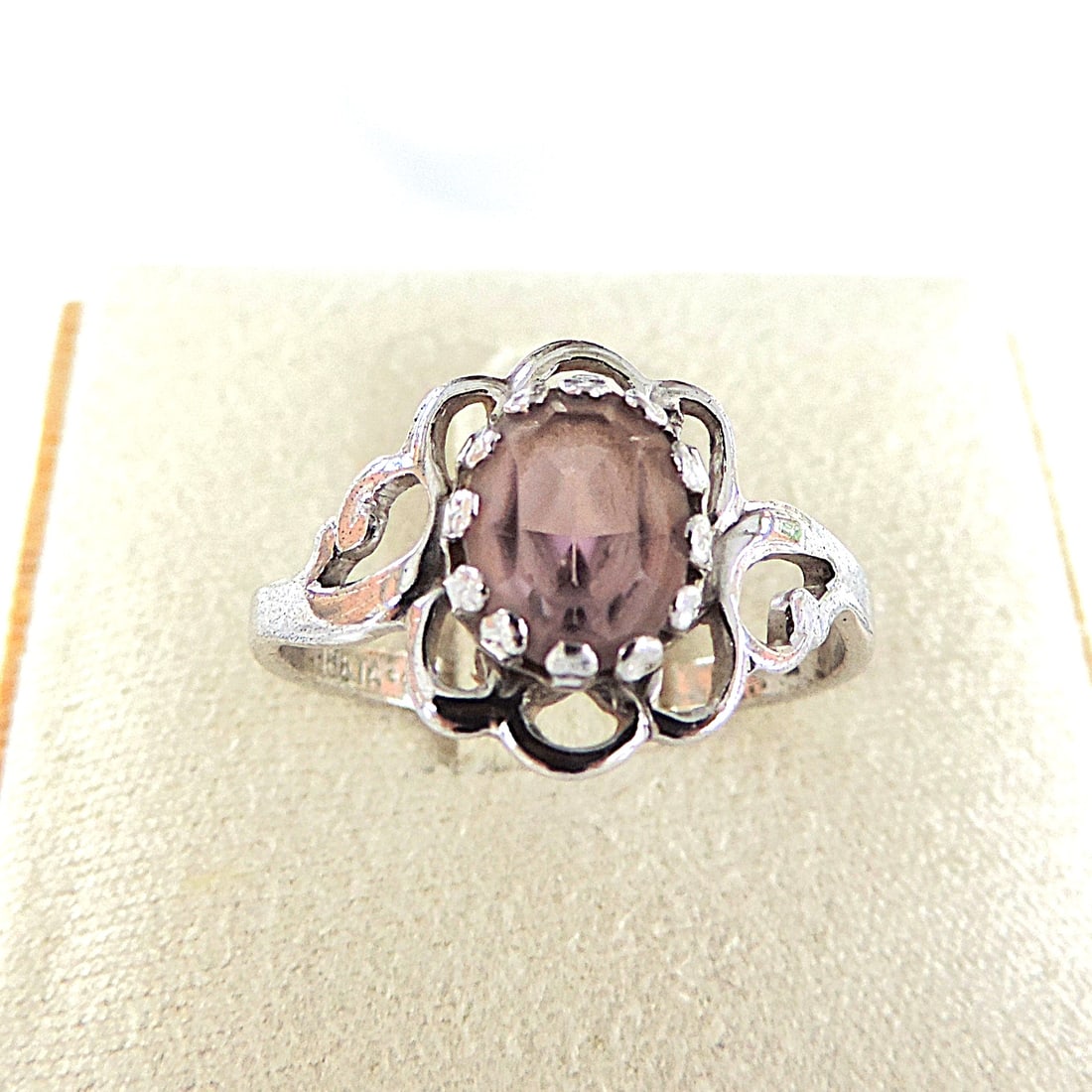 Vintage 925 Sterling Silver Amethyst Gemstone Ring: Title: Vintage 925 Sterling Silver Amethyst Gemstone Ring Description: A pretty ring in sterling silver set with a 7x6mm pale Amethyst gemstone. Ring size O. Conditi