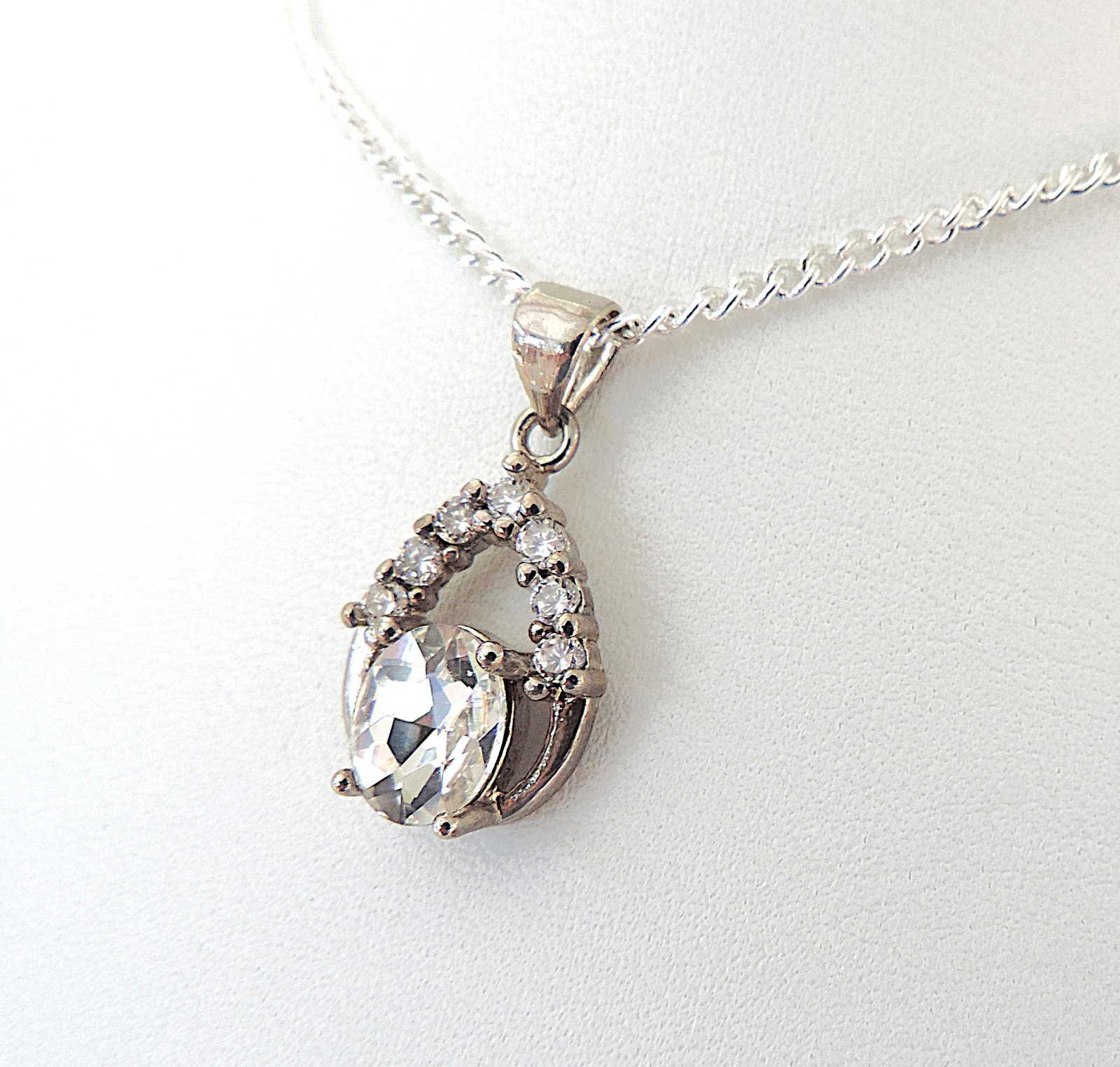 925 Silver Gemstone Pendant Necklace: Title: 925 Silver Gemstone Pendant Necklace Description: A 925 silver pendant set with white gemstones on an 18 inch 925 silver chain. Condition: Used Delivery option: Collection & Delivery