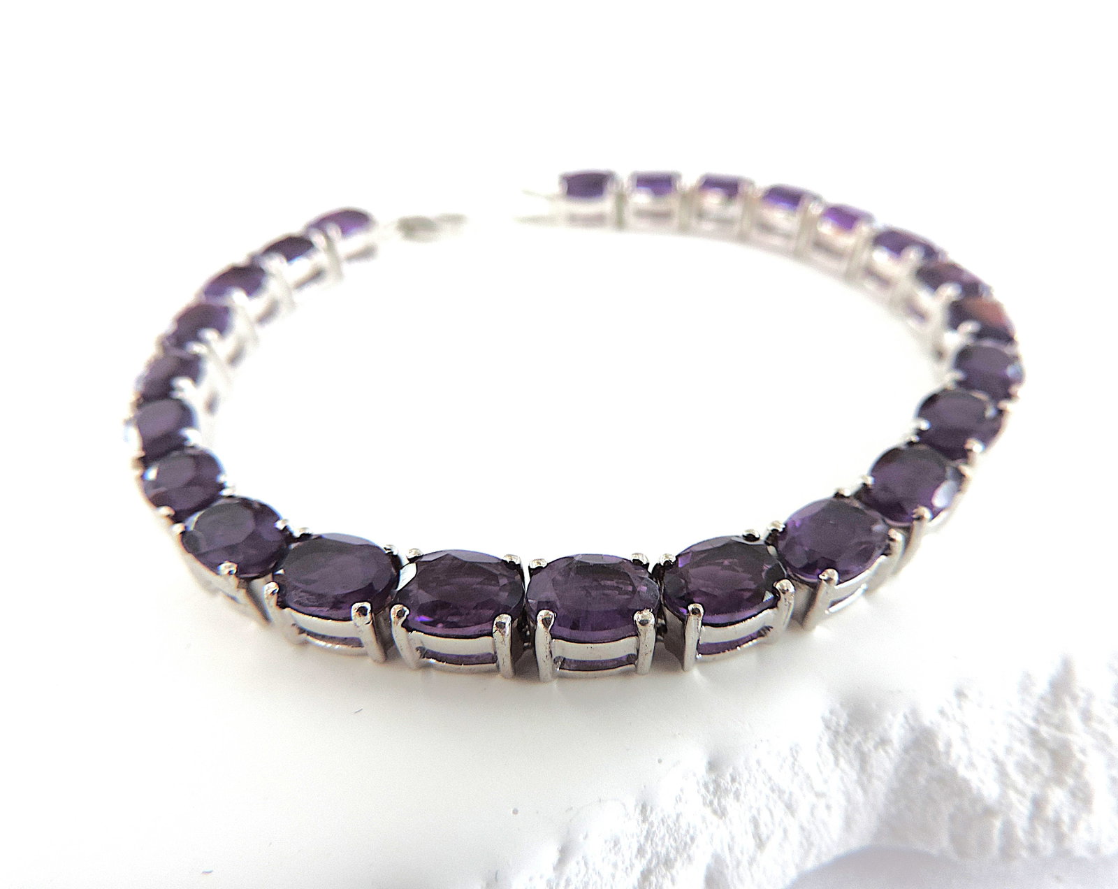 925 Sterling Silver 21 Carat Amethyst Bracelet 'New With Gift Box': Title: 925 Sterling Silver 21 Carat Amethyst Bracelet 'New With Gift Box' Description: A stunning bracelet in 925 sterling silver set with 25 x 7x5mm Oval Amethyst gemstones (TCW 21.0) The