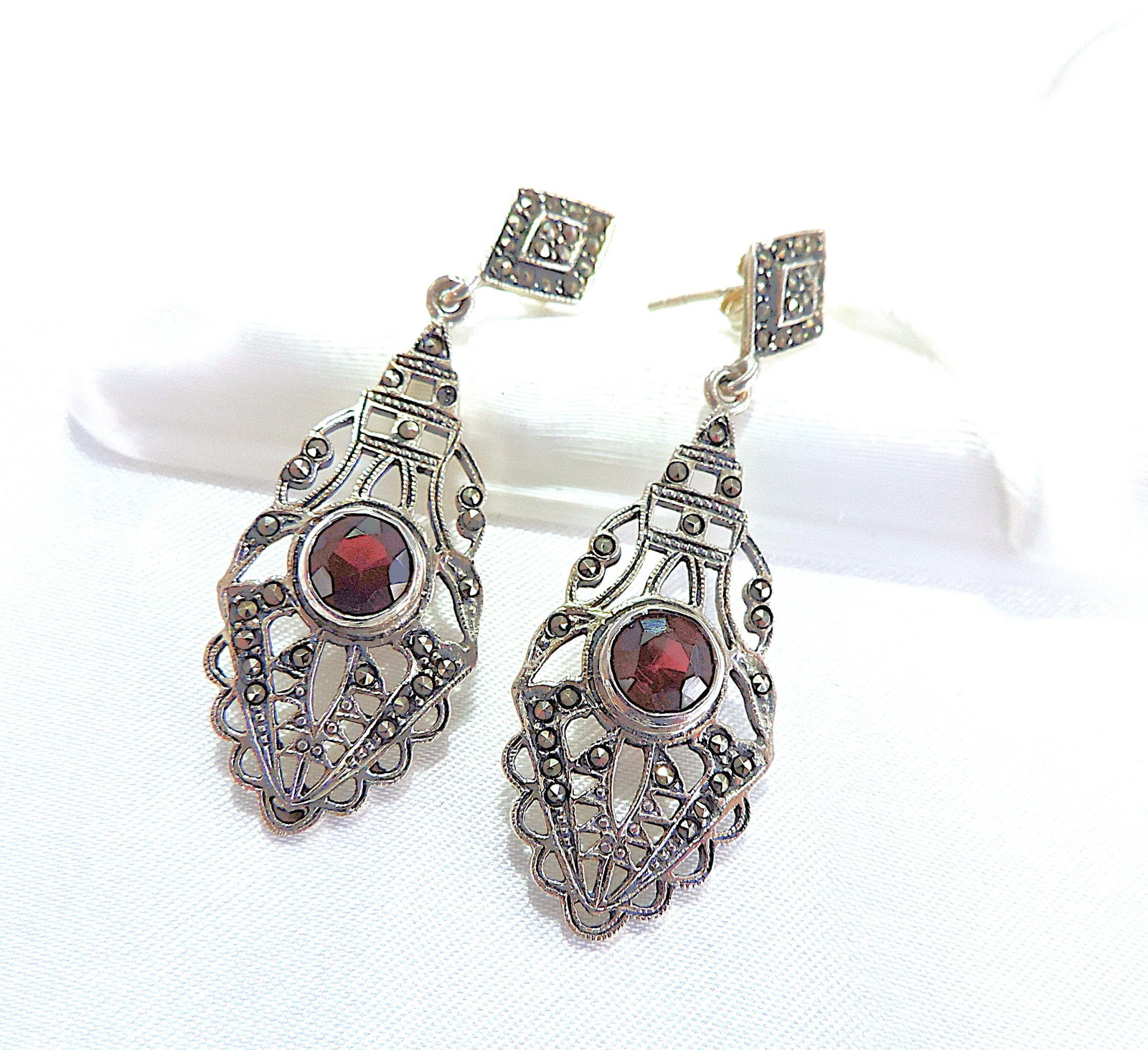 Vintage Art Deco 925 Silver Garnet & Marcasite Drop Earrings: Title: Vintage Art Deco 925 Silver Garnet & Marcasite Drop Earrings Description: A beautiful pair of vintage art deco silver drop earrings set with Garnet & Marcasite gemstones. T