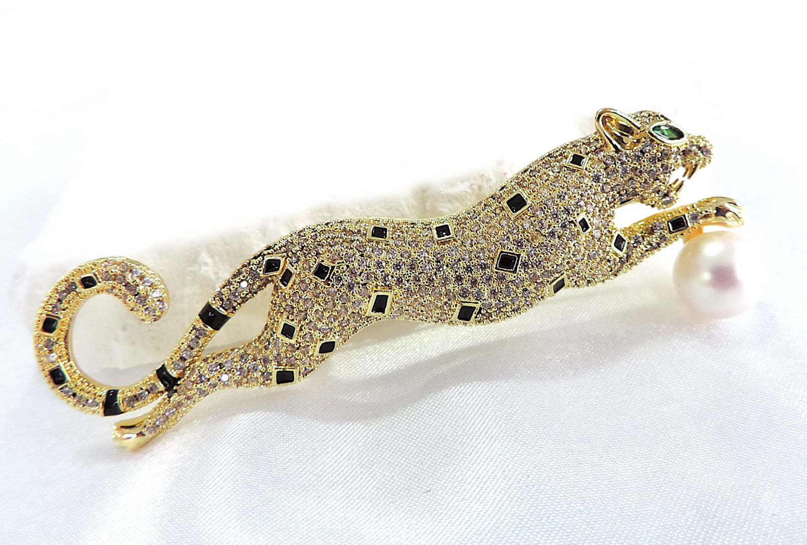 Gold Plated White Zircon Gemstone Panther Brooch With Gift Box: Title: Gold Plated White Zircon Gemstone Panther Brooch With Gift Box Description: A fabulous gold plated panther brooch set with sparkling diamond like White Zircon gemstones, simulated pearl, black